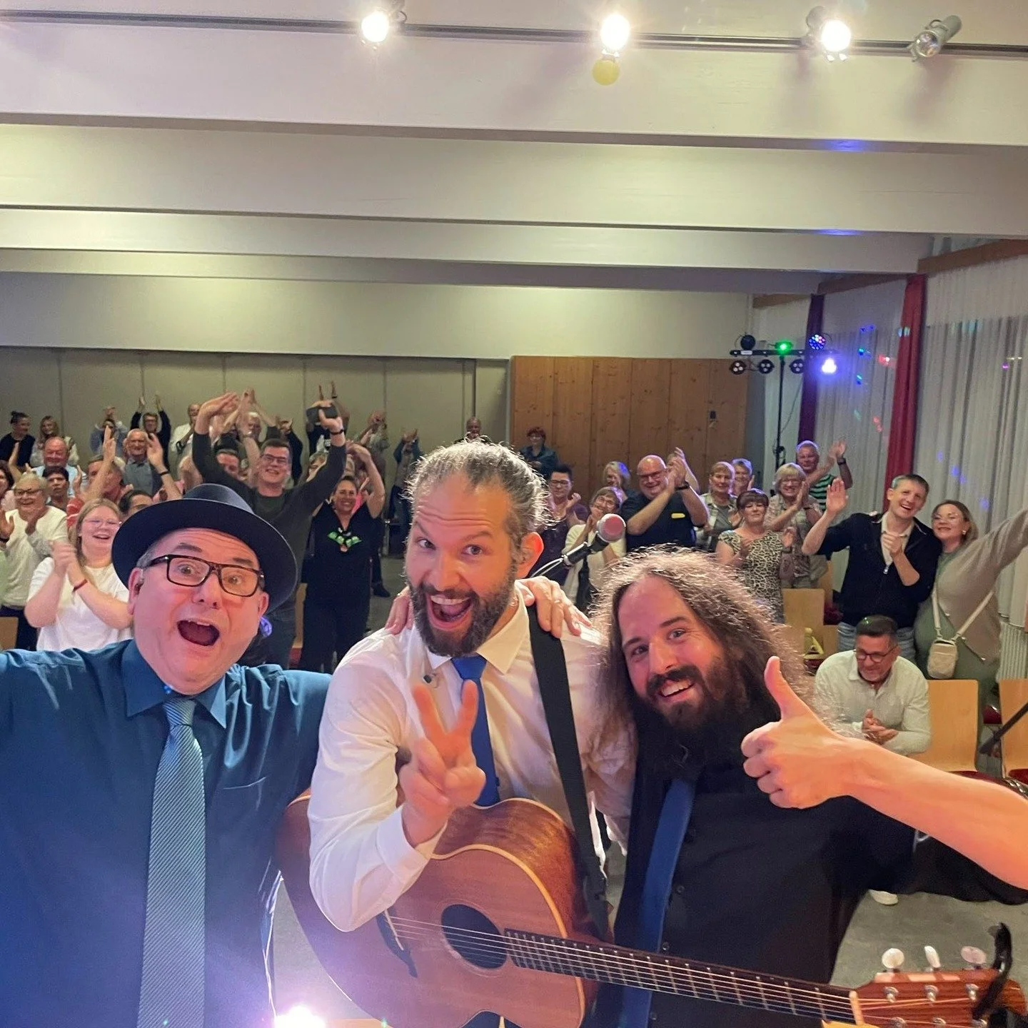 Once again we had a fantastic @stoutirishfolk weekend!
Friday was a living room concert from our &quot;Make Way&quot; crowdfunding in a whiskey tasting group 🤤
Saturday we met with Bodhr&aacute;n master @guidoplueschke and our lovely sound woman @ca