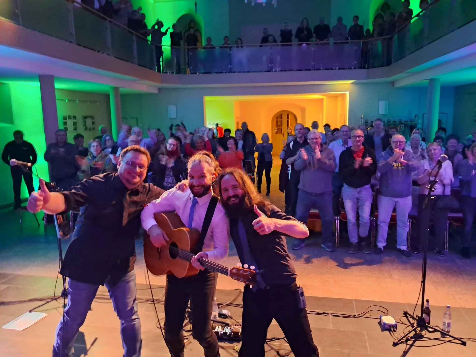 Flashback Part two to a fantastic year 2025. So many great gigs, people, music, friends... And Markus (@bodhran_passion ) learnt to tie a tie!

Flashback Teil zwei zu einem fantastischen Jahr 2025. So viele geile Gigs, Leute, Musik, Freunde... Und Ma