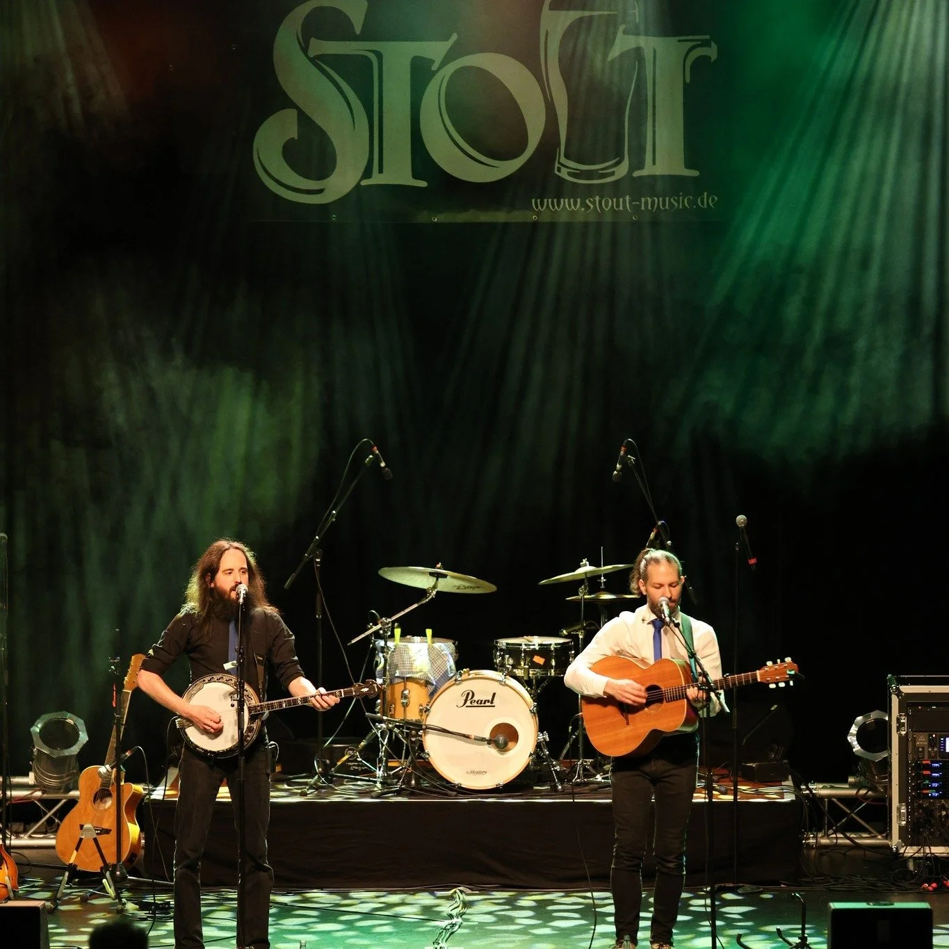 Endlich mal wieder B&uuml;hne und dann direkt zwei saugeile Gigs:

13.03. in der @gladbeck.kultur  mit den geilen @skelptmusic und den ebenso geilen @ticket.to.happiness 
(Pics: @gladbeck.kultur )

14.03. in der @alte_molkerei_freren  mit unseren Fre