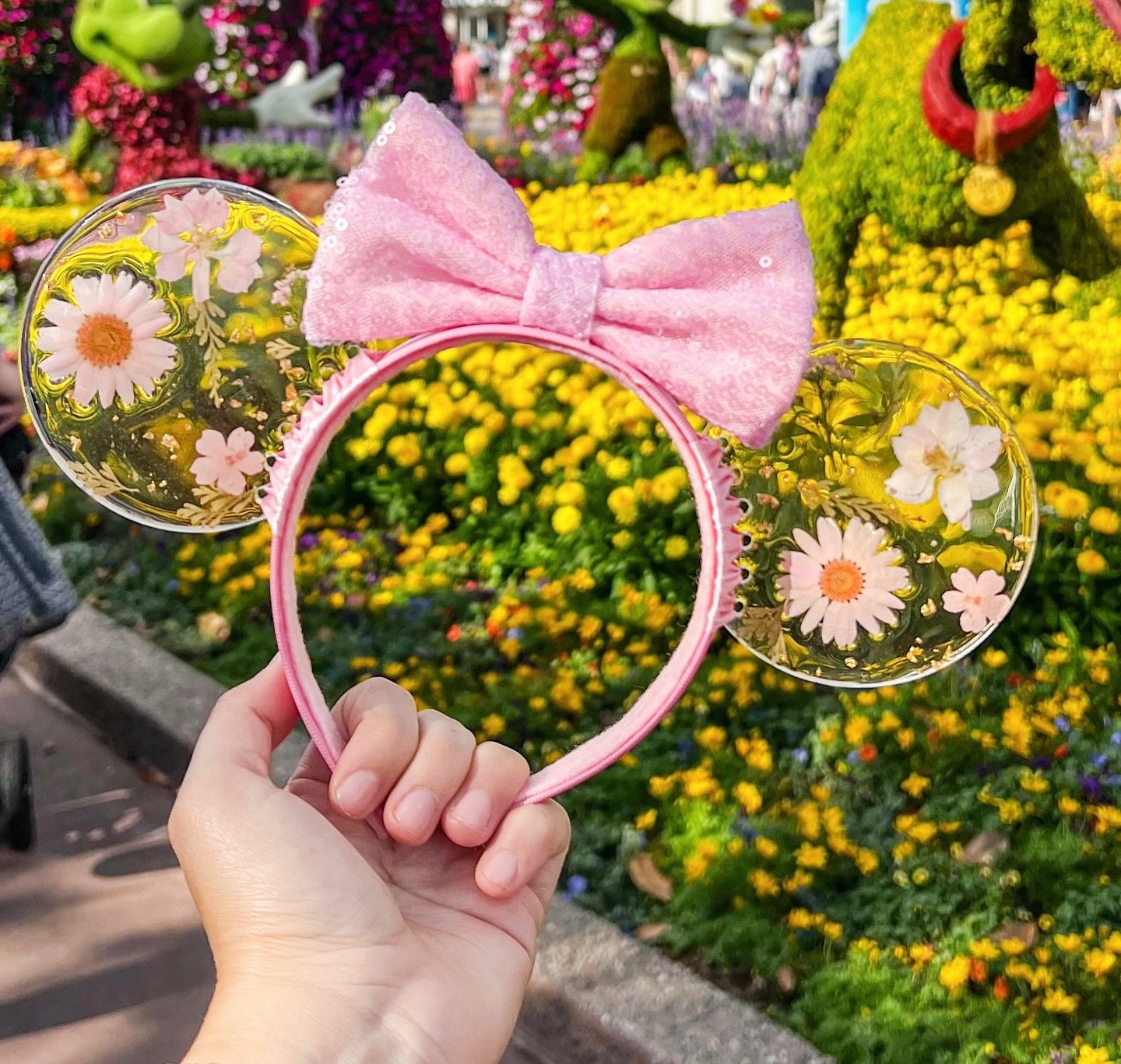 ❤️ Vendor Spotlight ❤️

Looking for unique ears or accessories? @lorrcrafts has you covered with handmade stained glass inspired creations and more! 

Find them at:
📆 Date: Saturday, May 31st
⏰ Time: 11:00am - 5:00pm
📍 Location: DoubleTree by Hilto