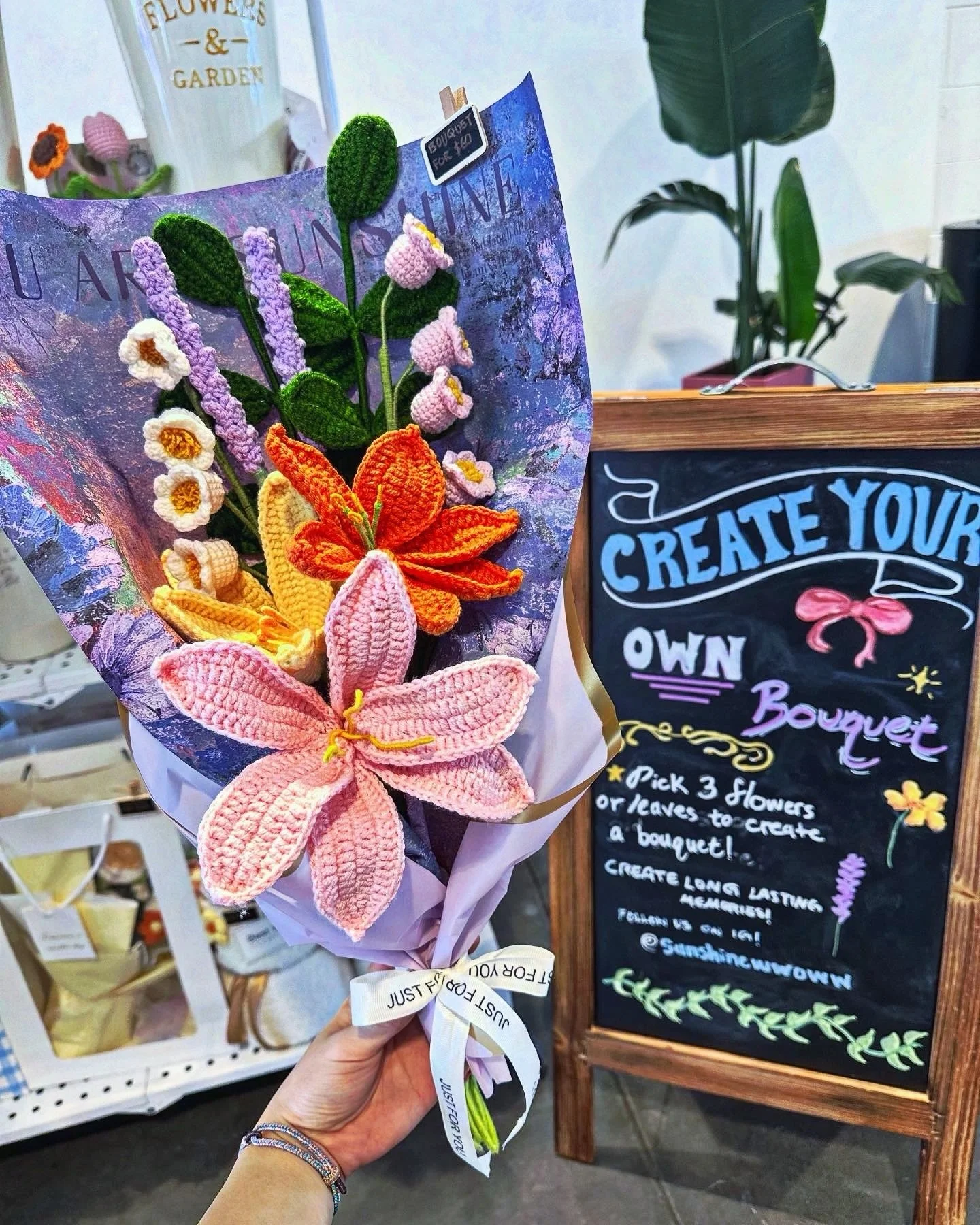 ✨ Vendor Spotlight ✨

A bouquet that&rsquo;ll never die? Sign us up! @sunshinewwoww creates hand-crocheted floral arrangements that are full of color, and charm.
These are perfect for gifting, decorating your space, or treating yourself to something 