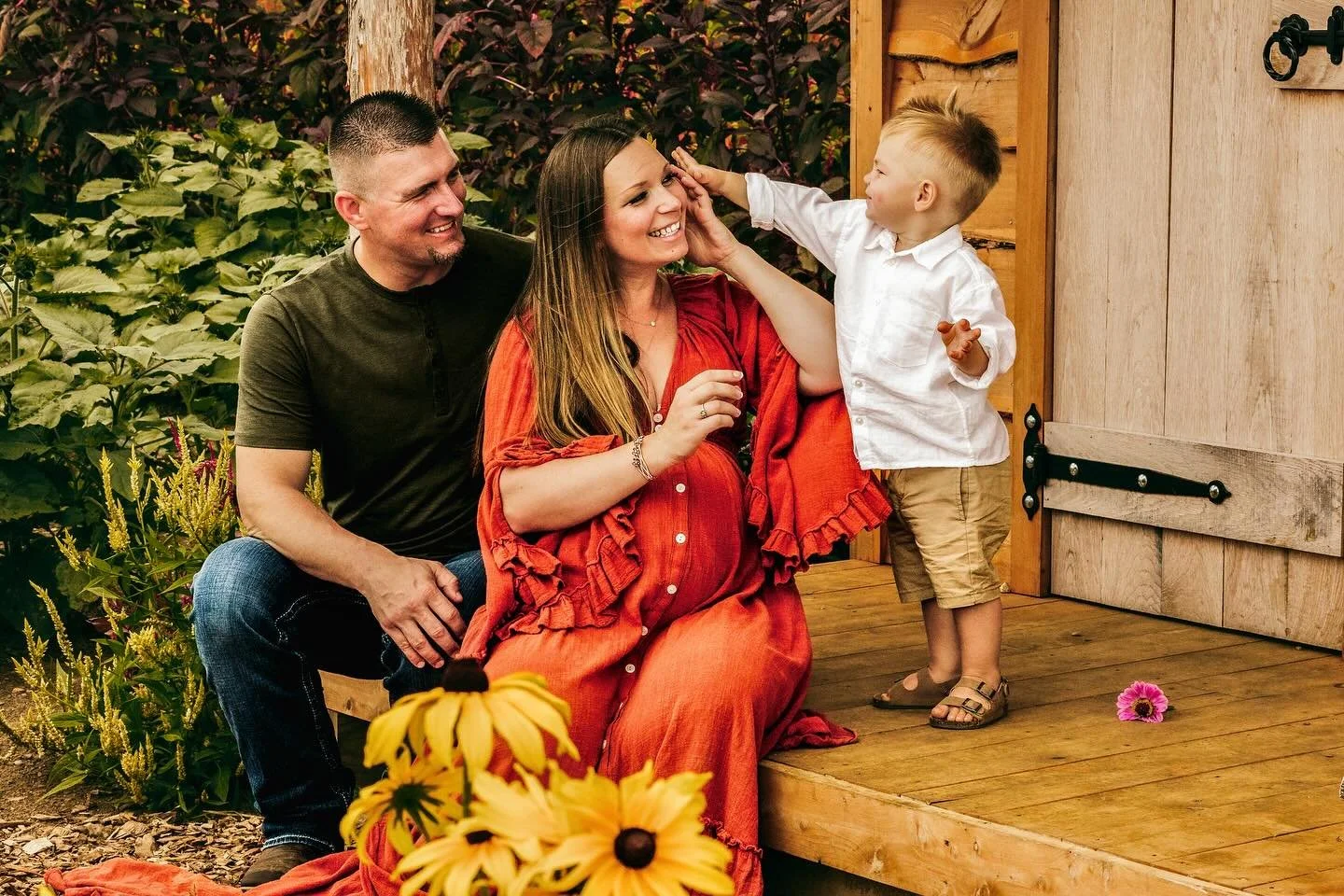Hi friends! DeBuck&rsquo;s Farm just dropped their ticket prices &mdash; they&rsquo;re HALF OFF right now! 🌻
This is the perfect time to grab yours and book a sunflower mini session with me.
Golden hour, gorgeous blooms, and all the happy summer vib