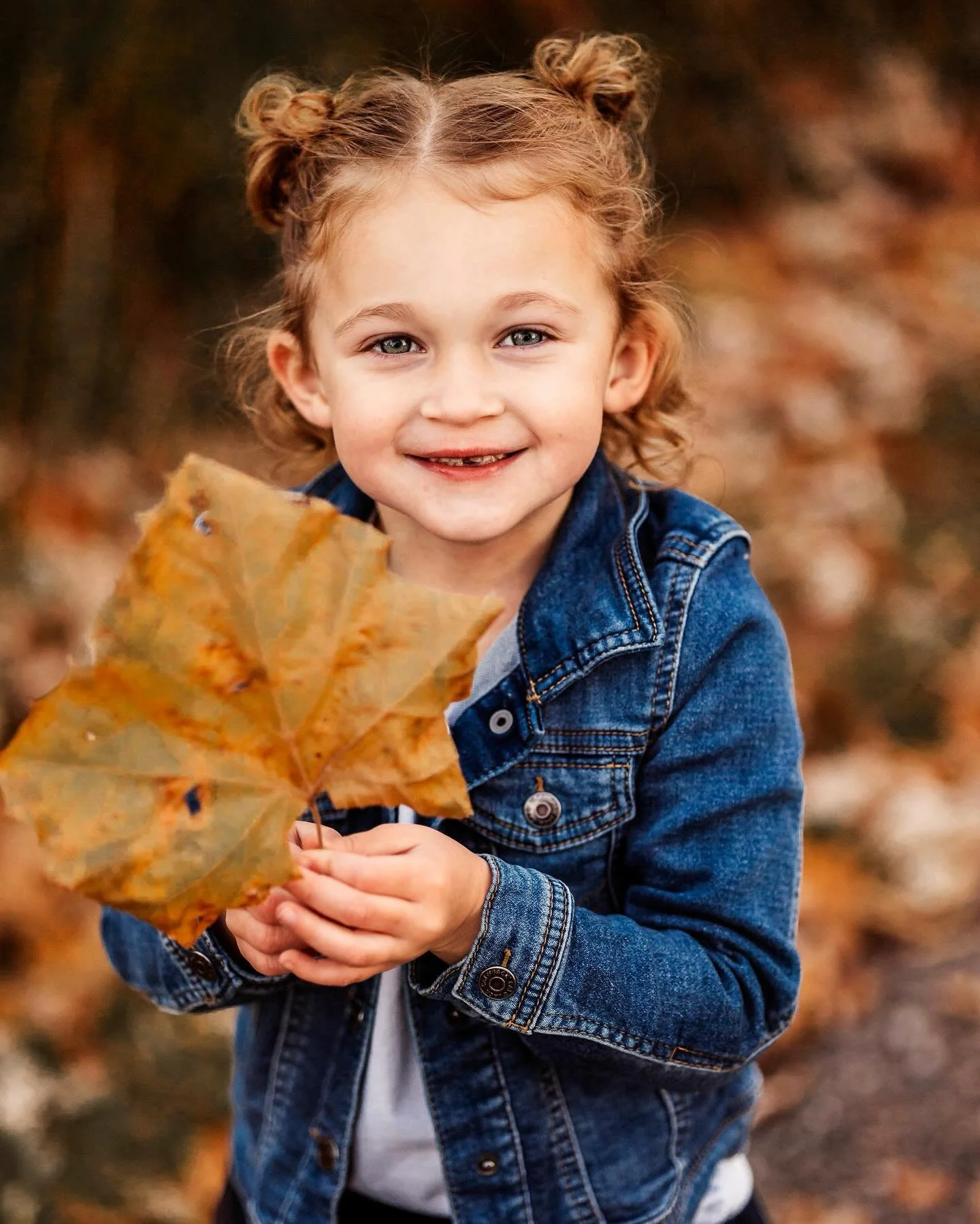 🍂 FALL MINIS ARE OFFICIALLY OPEN! 🍁
We&rsquo;re heading back to the stunning Sharp Farm around sunset on September 28th &mdash; and it&rsquo;s going to be dreamy. Golden light, fall colors, cozy vibes, and the kind of glow you&rsquo;ll want to fram