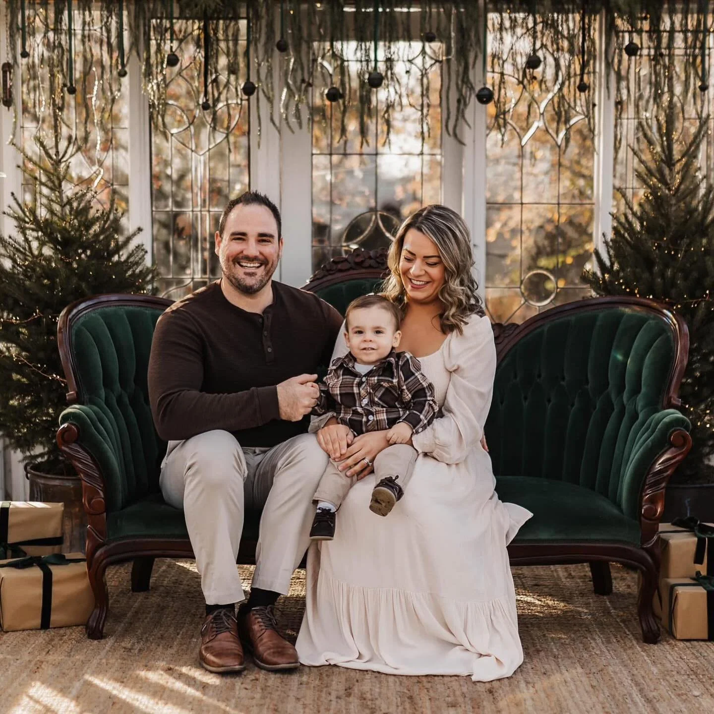 We still have openings at @sharpfarmswartzcreek 💙 With beautiful holiday sets and cozy vibes, your photos will be full of Christmas magic. Book your session today before spots are gone! Link in bio ✨