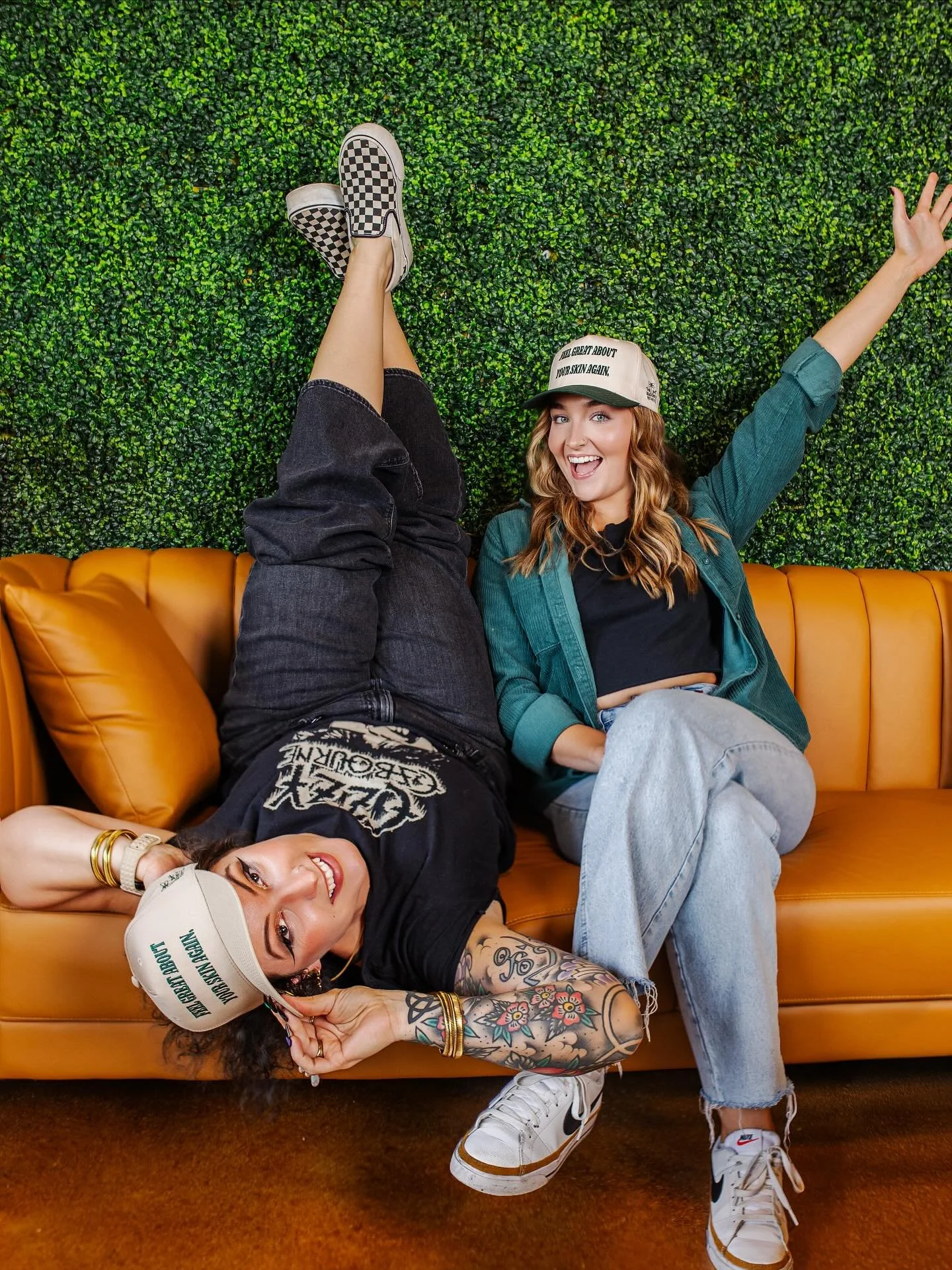 It was incredible working with these amazing girls at @thedragonfly.esthetics 💕
Support your local businesses and come check them out!

Starting October 27th, bring in any canned food donation for Gleaner 3 Pantry and receive a complimentary lip or 