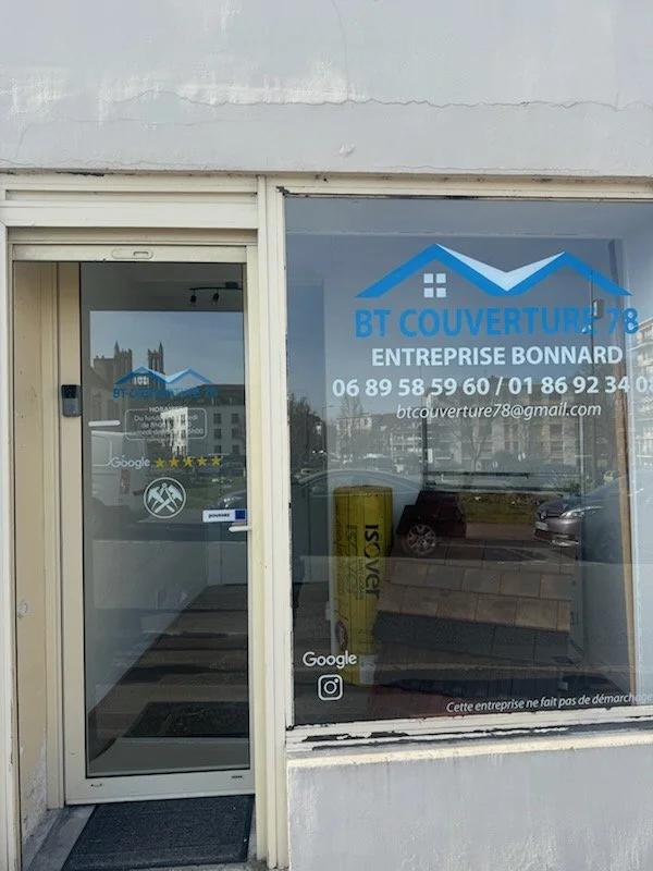 Devanture d'entreprise BT Couverture 78 avec informations de contact couverture toiture couvreur