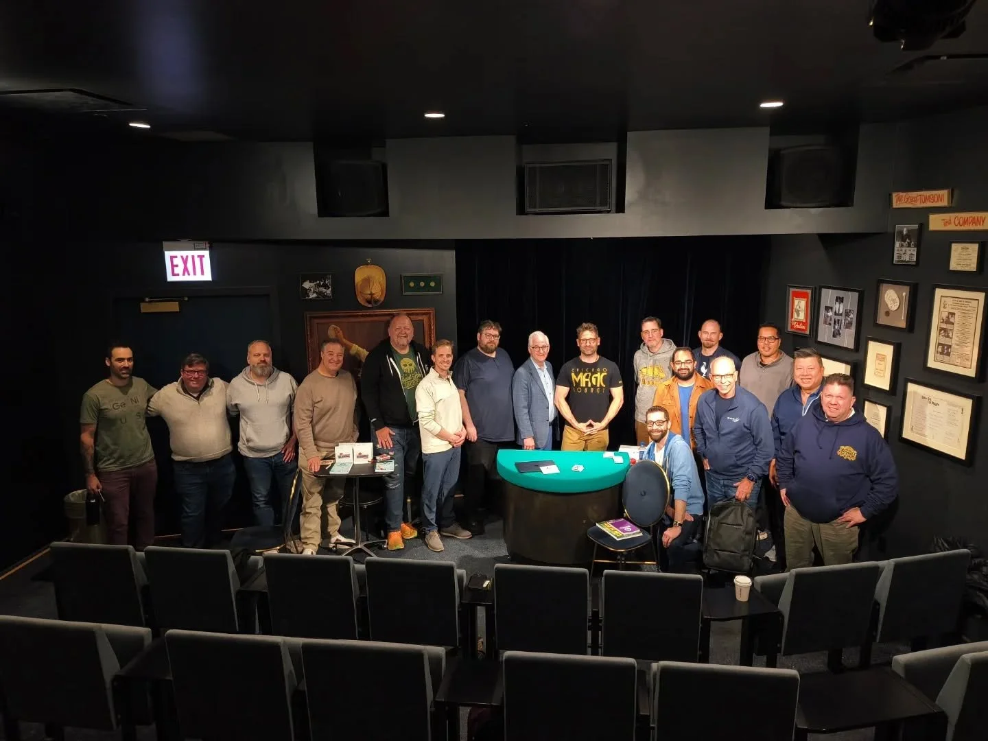 Terrific lecture by Eric Leclerc @magic4yourbrain thanks to all our members for attending!

Chicagomagic #magicians #chicagomagicroundtable