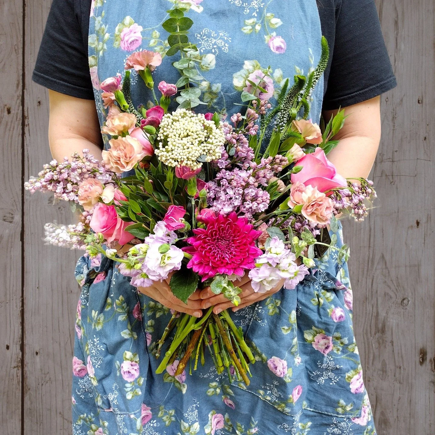 We are Oh My Daisies! We're so happy to announce that we'll be joining the Lake Monticello and Palmyra area. We're an online/mobile florist who offers an array of designs at a local convenience. 
Our pre-designed arrangements will be available on ou