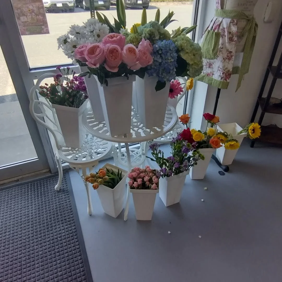 Fill a jar of flowers for $30! Whatever you can fit! Comes with a box and bow. Every Saturday.

68 Heritage Dr Palmyra VA 

4342073150

#flowers #palmyrava #florist