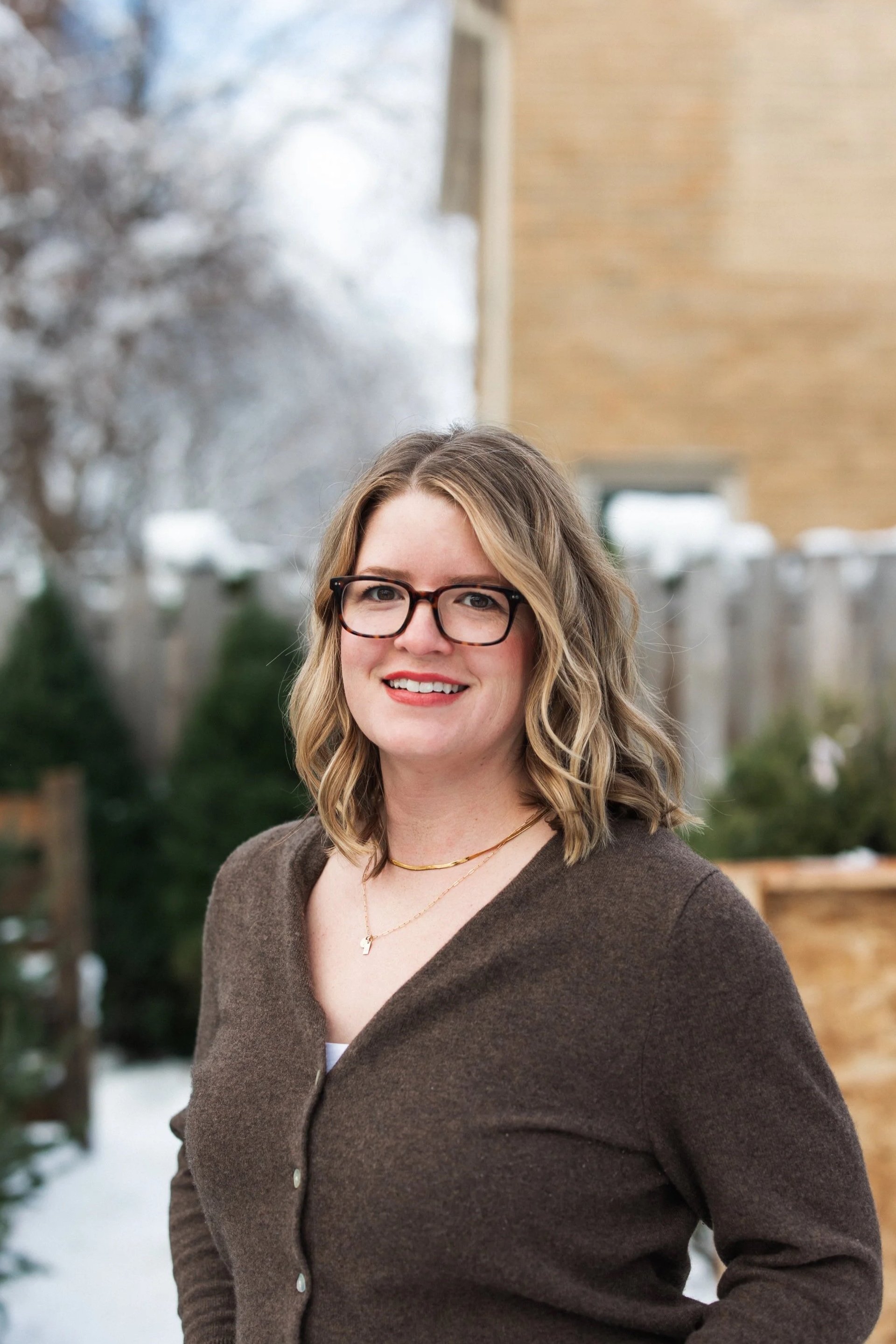 \Home Organizer Lauren standing outside and smiling