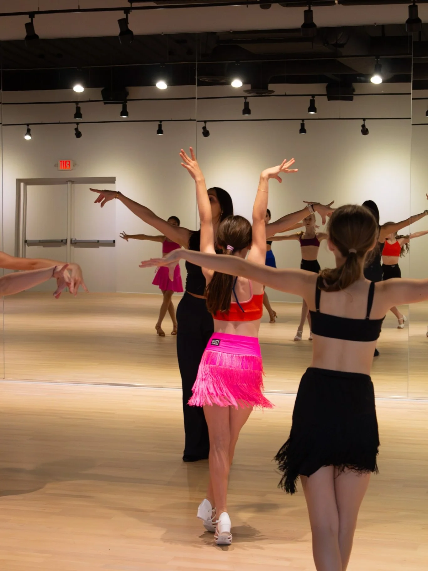 Snapshots of Dance Barre dancers in technique classes 📸

#dancecompany #thedancebarrehtx #ballroom #conventionlab #houstondancestudio