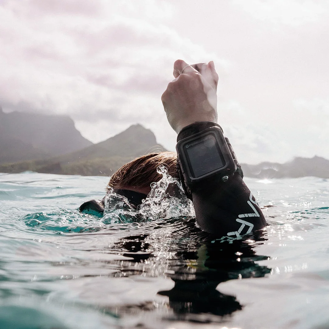 Peregrine_TX_dive_computer_on_diver_about_to_descend.webp