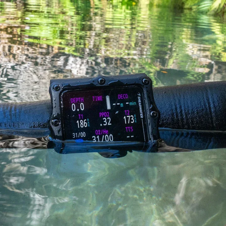 Black_Perdix_3_dive_computer_on_divers_wrist_in_water.webp