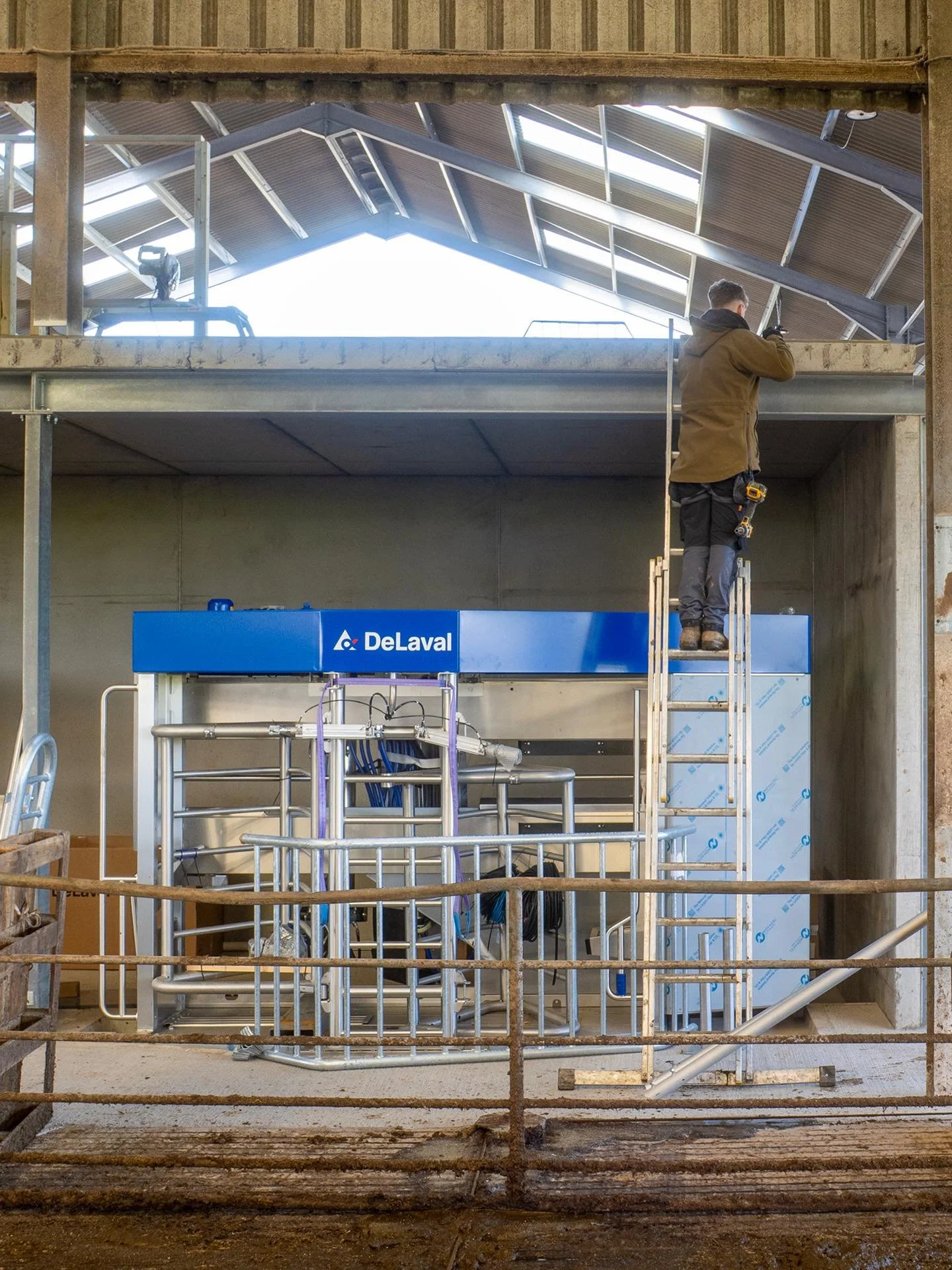 New dairy farm install underway. Centred around two DeLaval V300 robots, we have designed a full, free-cow access system allowing the cows plenty of movement between the milking robots, feed fence, and bedding areas at any time. The full spec list al