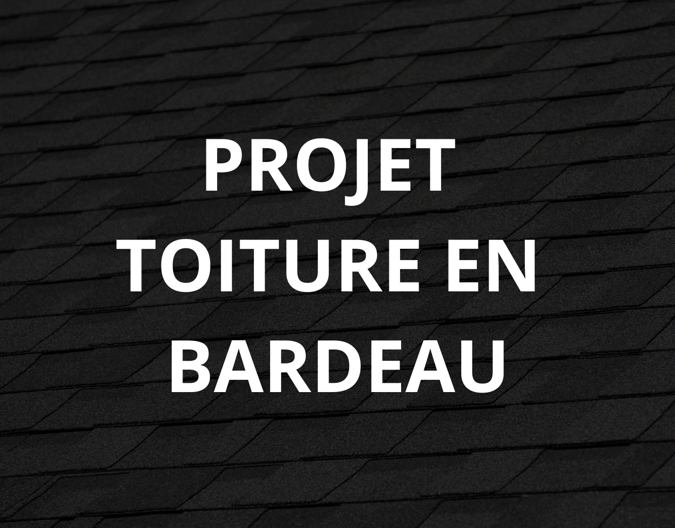 Texte sur un toit en bardeaux noirs avec les mots "Projet toiture en bardeau"| Projet résidentiel | Stefix Construction Inc.