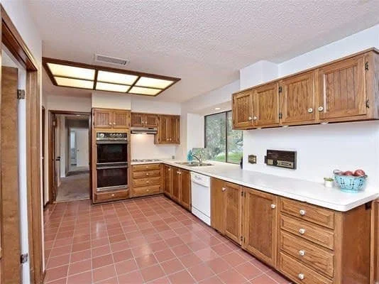 Kitchen Before.jpg
