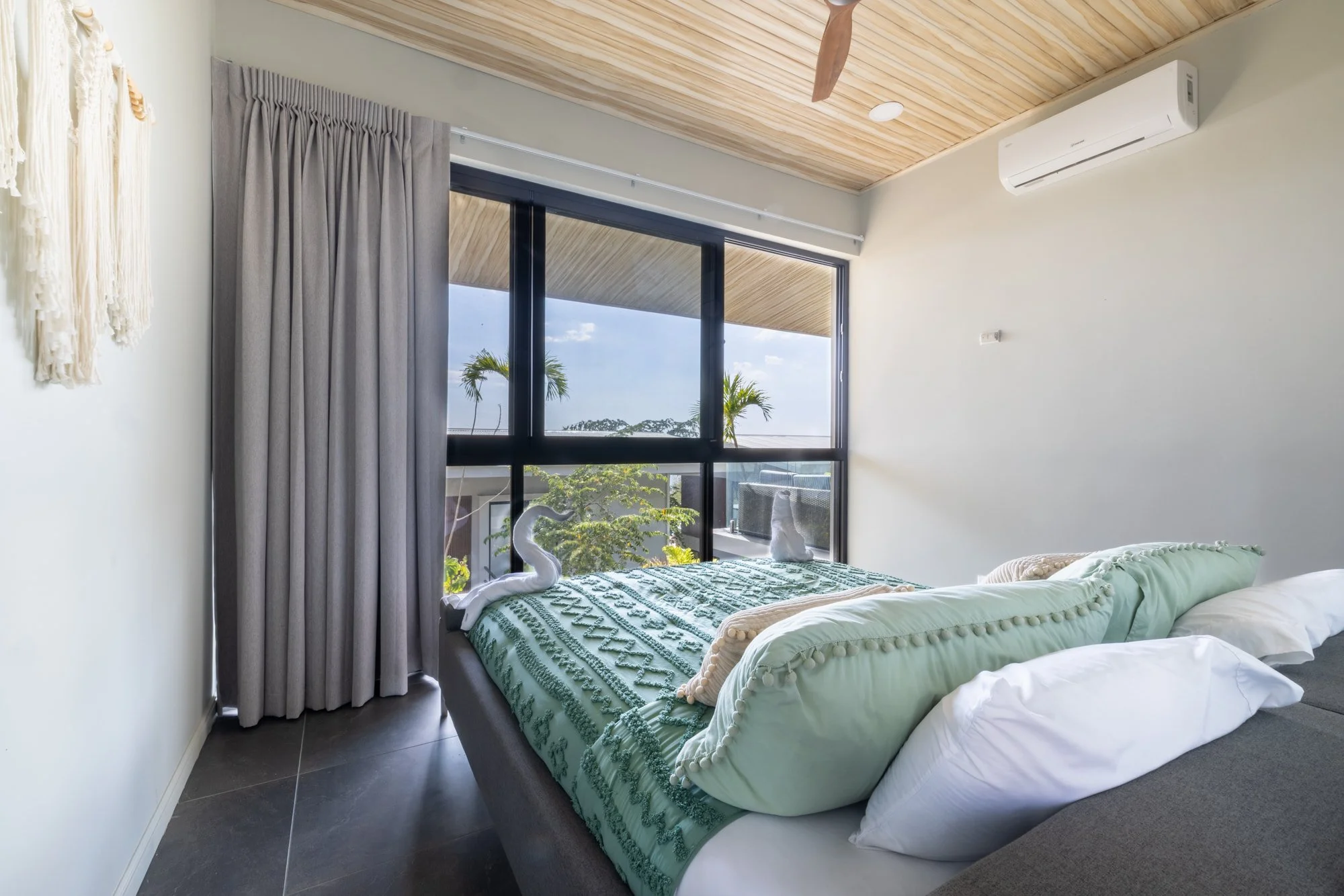 horizon-suite-king-size-bed-view-nature (1).jpg