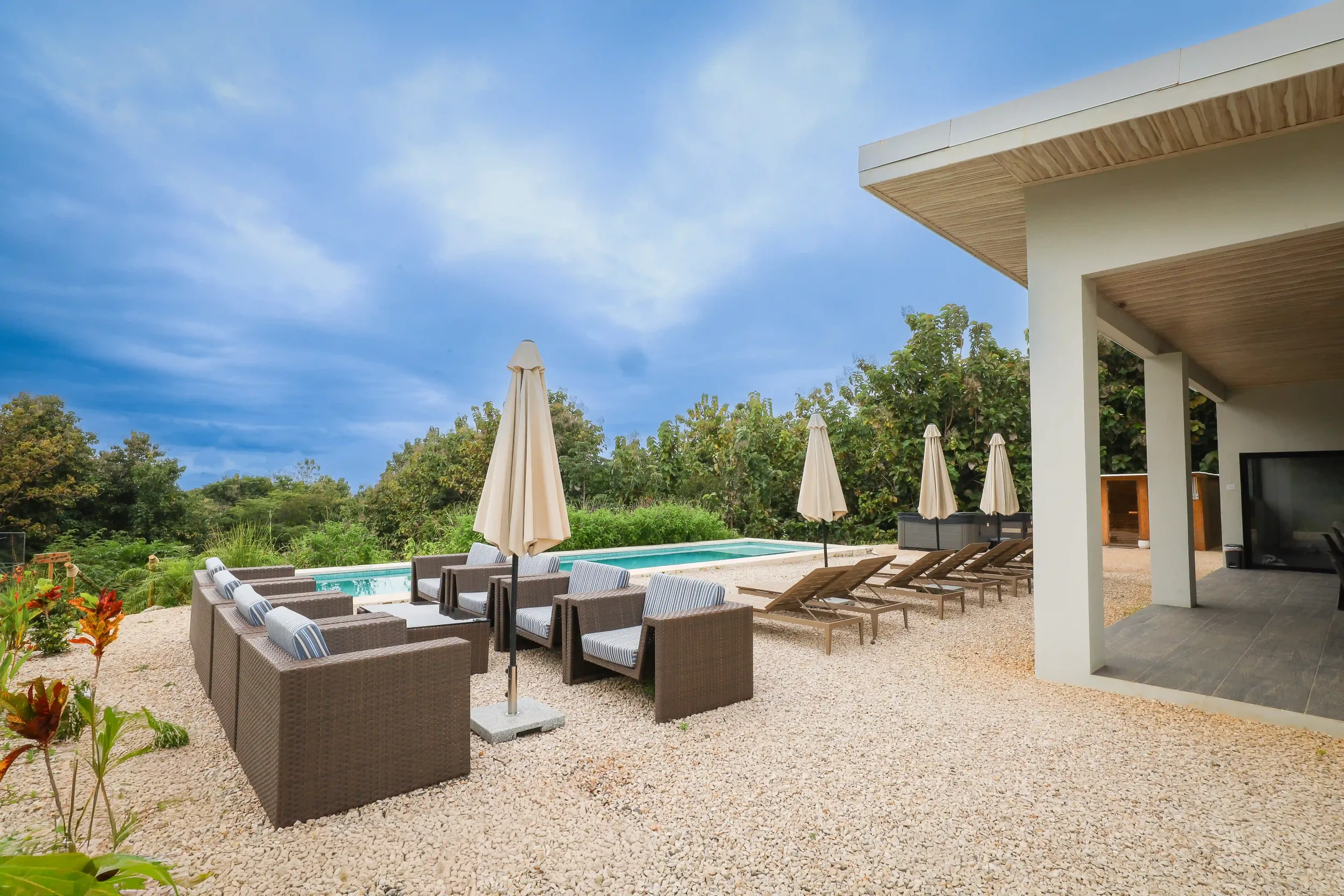 pool-area-jungle-view-amenities (3).webp
