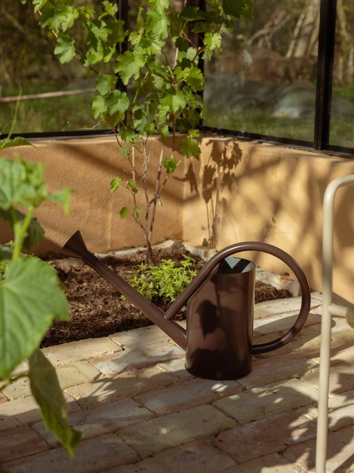 FermLiving_OutdoorLiving2026_AntilaWateringCan_DarkChocolate_1104273408.jpg
