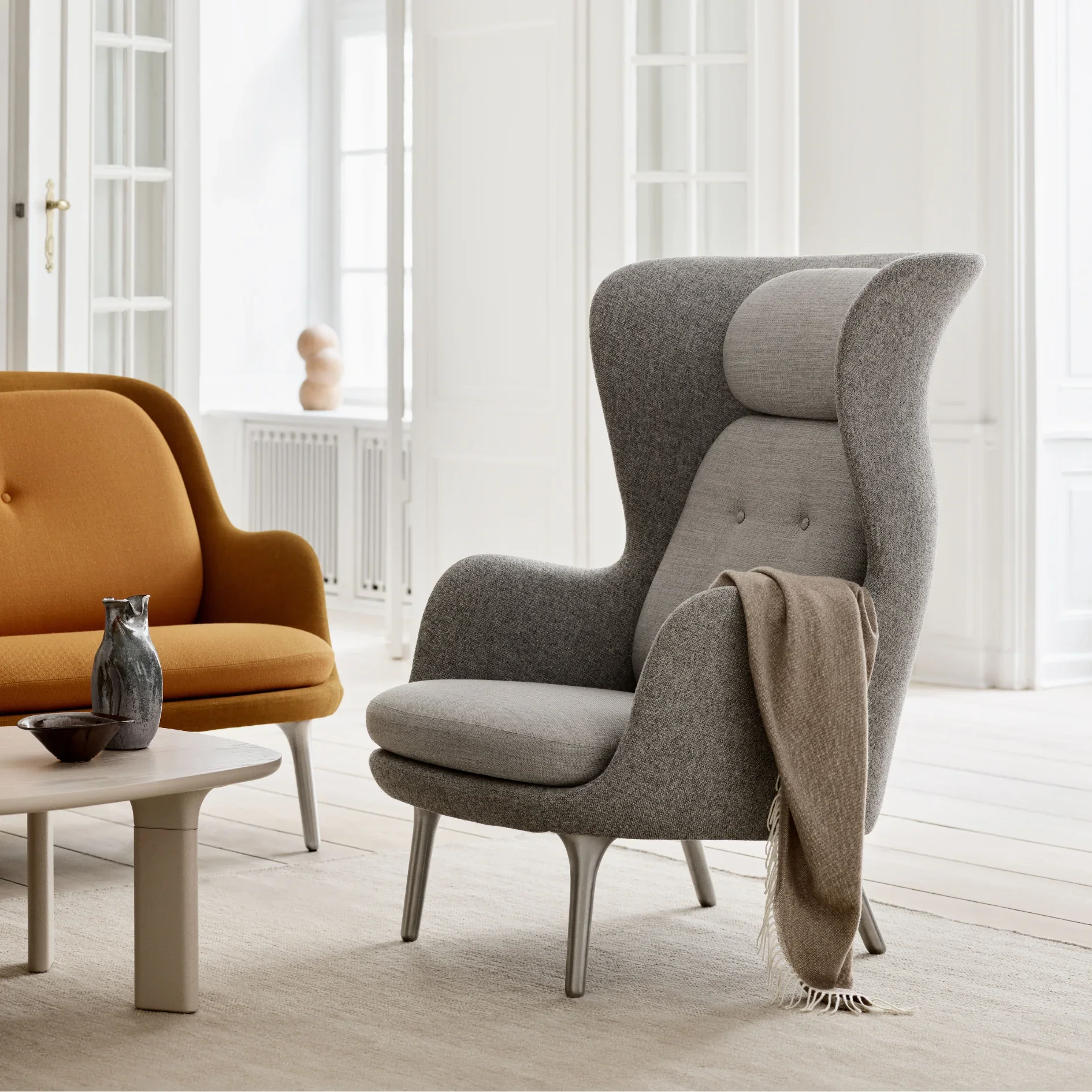 Nordic-Living-by-Biehl-Ro-Lounge-Chair-Lifestyle-1-Fritz-Hansen (1).webp