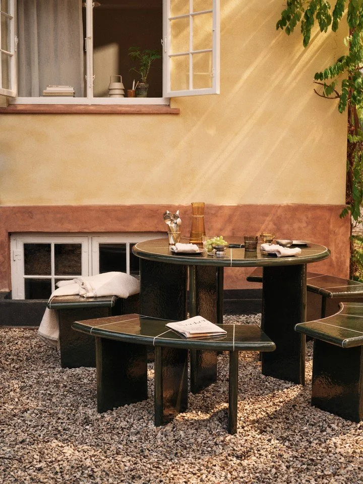 FermLiving_SS26_DeyaDiningTable_1104272976_DeyaCurvedBench_1104272937_BoyaCarafe_1104272741.jpg