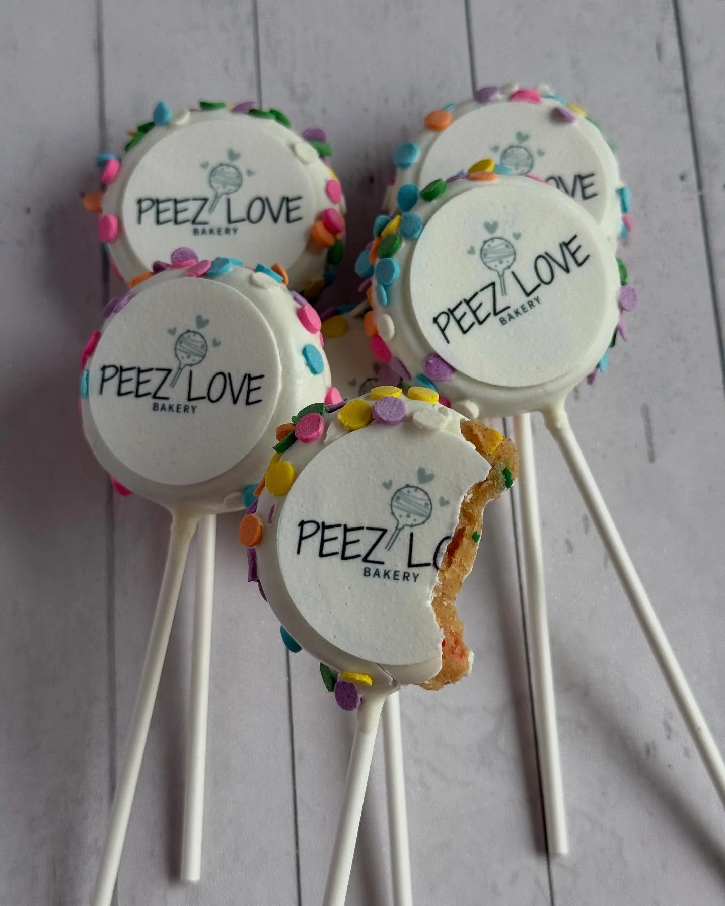 🚨 NEW ITEM AlERT 🚨Now offering EDIBLE IMAGE cake pops! Perfect for birthdays, corporate events, weddings, holidays, you name it! Just send me your logo or image and I&rsquo;ll turn it into a cake pop!

#cakepops #customcakepops #edibleimage #colora