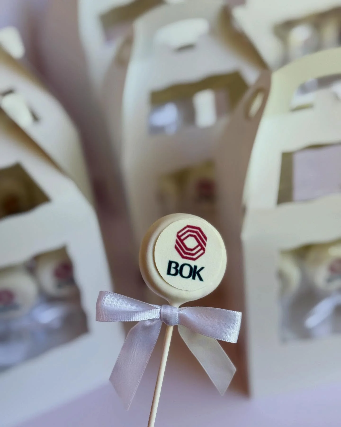 Edible image cake pops are a hit for any occasion&hellip;like this Corporate Event I got the privilege to be a part of. 

Send me your graphic, logo, or photo and let&rsquo;s turn it into a cake pop!

#cakepops #customcakepops #edibleimage #coloradoc