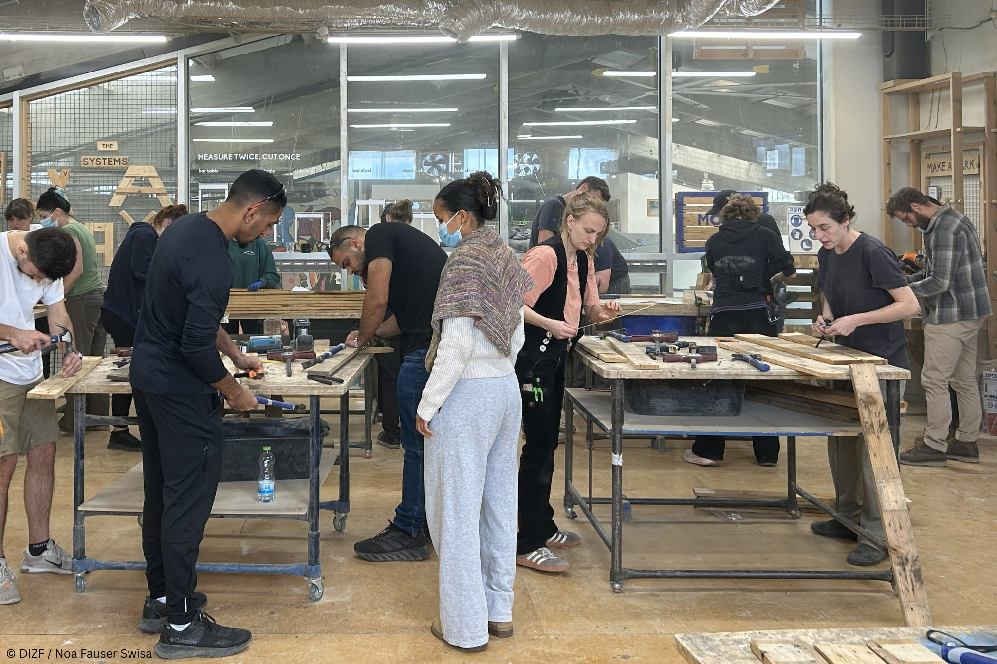 Praktische Zusammenarbeit: Holzbearbeitung bei Muslala und Molet