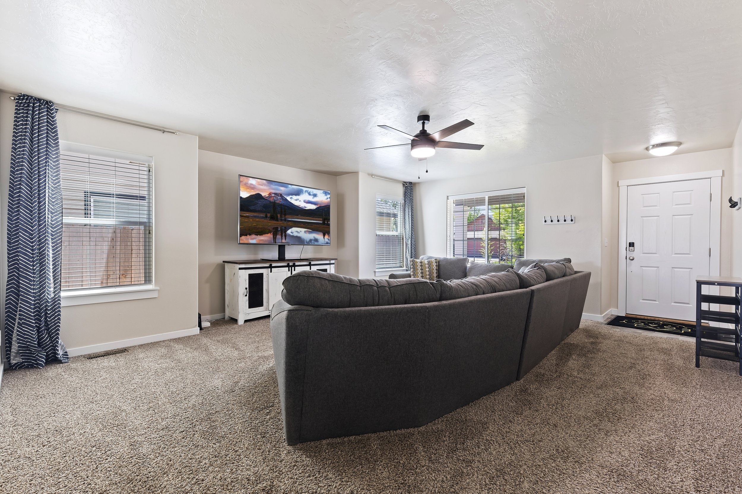 06-Living Room.jpg