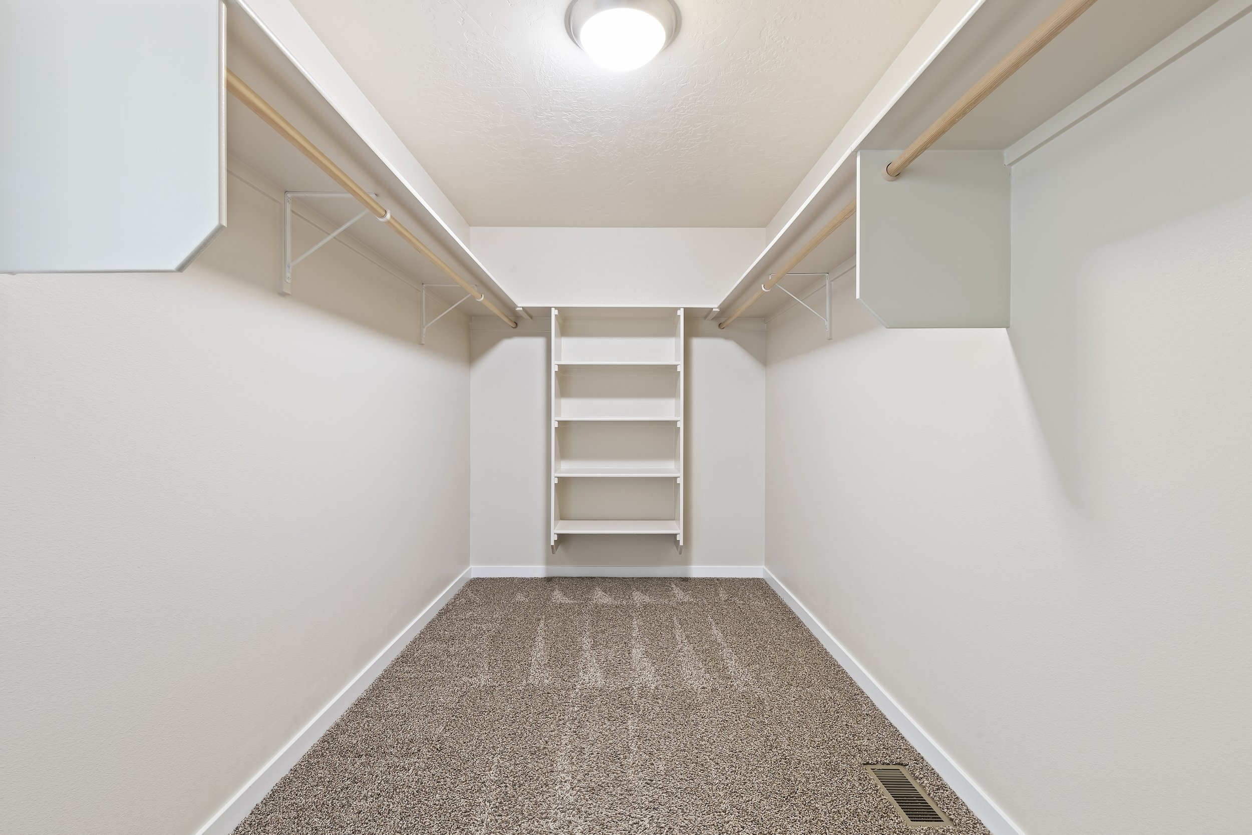 25-Closet.jpg