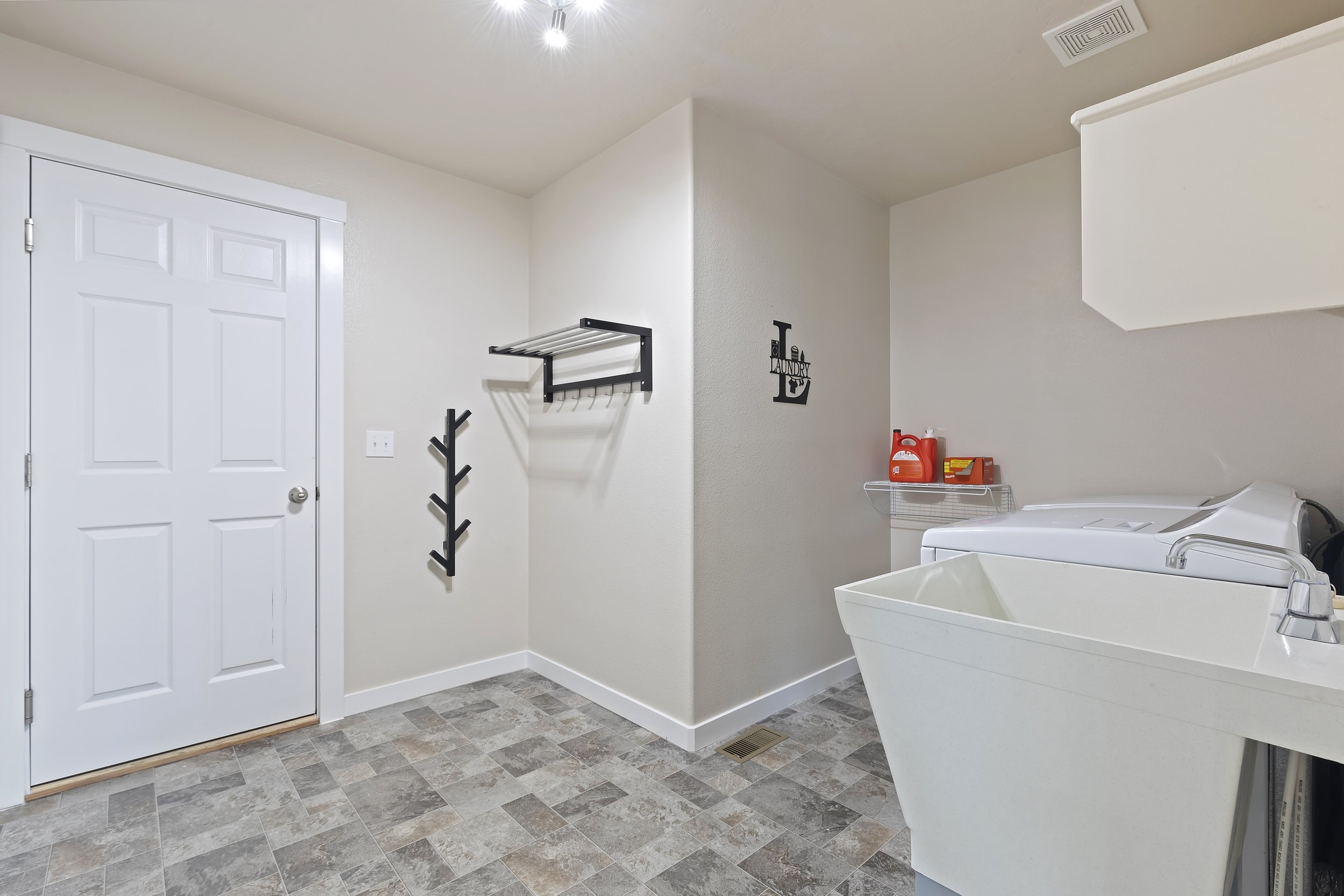 28-Laundry Area.jpg