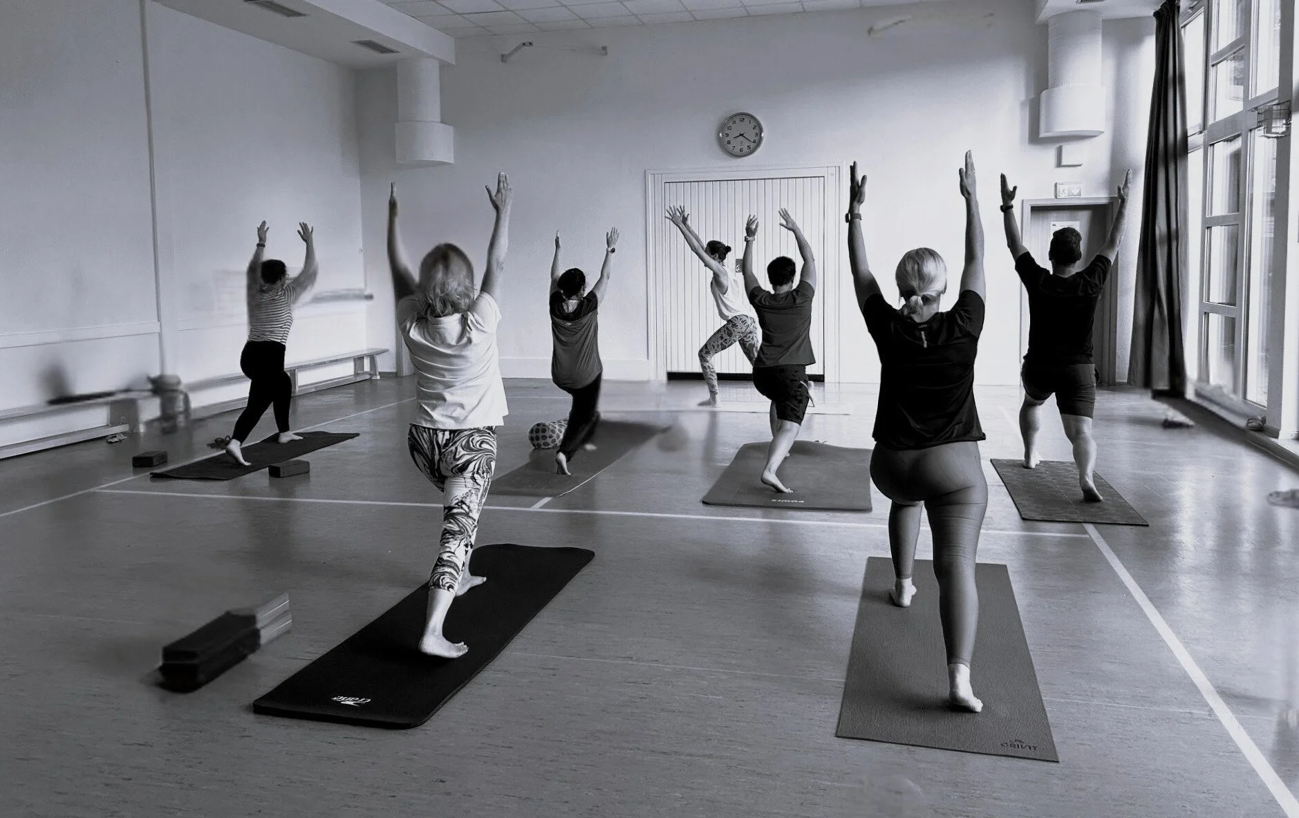 Frauen üben gemeinsam Yoga in der Gruppe – Yogakurs Niedernhausen