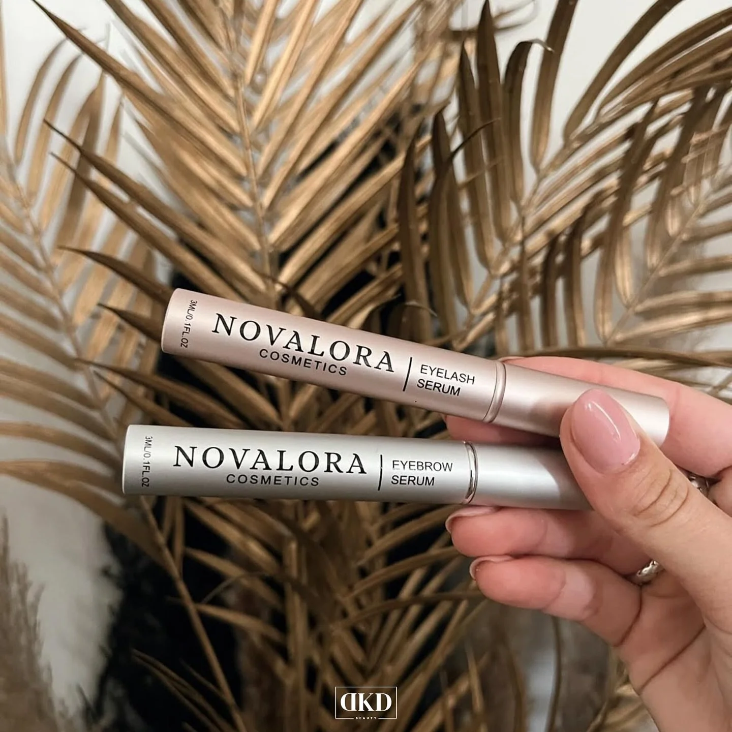 ✨NIEUW✨

Vanaf volgende week verkrijgbaar: het Novalora wimper- &amp; wenkbrauwserum! 💖
Dit serum stimuleert de natuurlijke groei van je wimpers en wenkbrauwen, waardoor ze voller en sterker worden.

🌿 100% natuurlijk, vegan &amp; vrij van hormoona