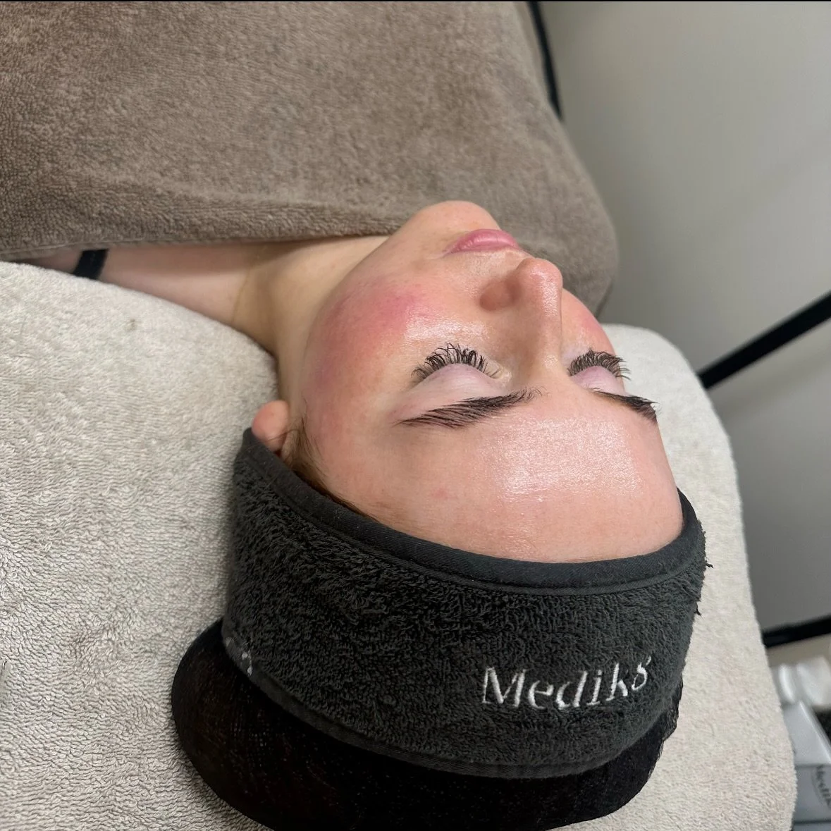 ✨ After Peel Glow

Waarom de Superfacial Enzyme Peel?
Deze zachte, maar super effectieve peel direct dode huidcellen verwijdert, pori&euml;n verfijnt en de huid een instant glow geeft &mdash; z&oacute;nder downtime. Perfect voor iedereen die een fris