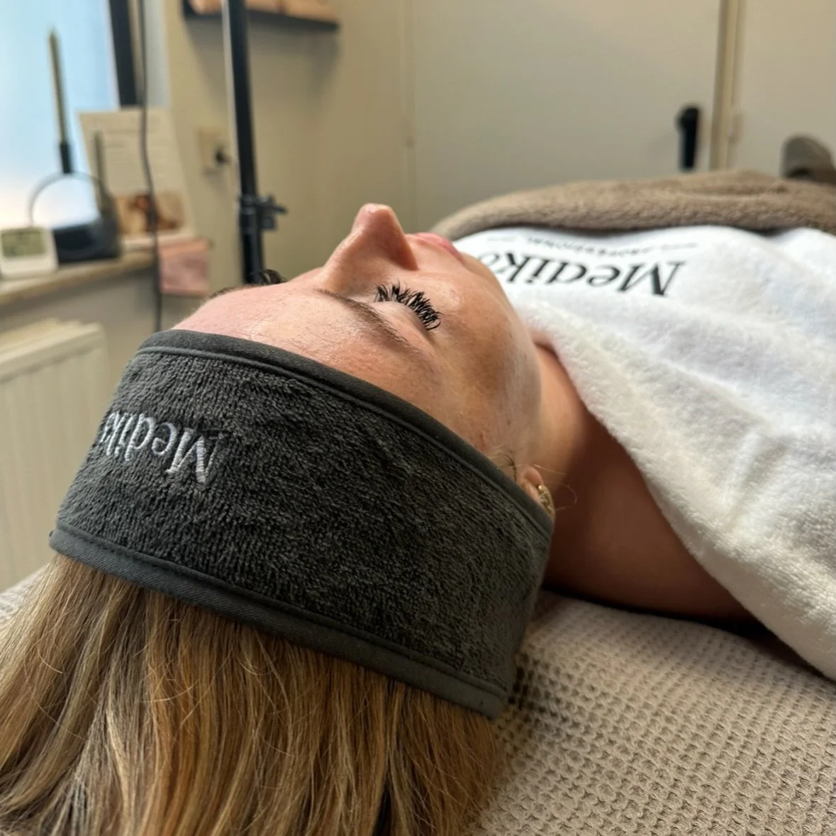 ✨ Wist je dat er verschillende soorten Medik8 behandelingen zijn?
Van intensieve huidverbetering tot een heerlijke boost voor glow &amp; hydratatie. Samen kijken we welke behandeling het beste past bij jouw huid en huiddoelen 🤍