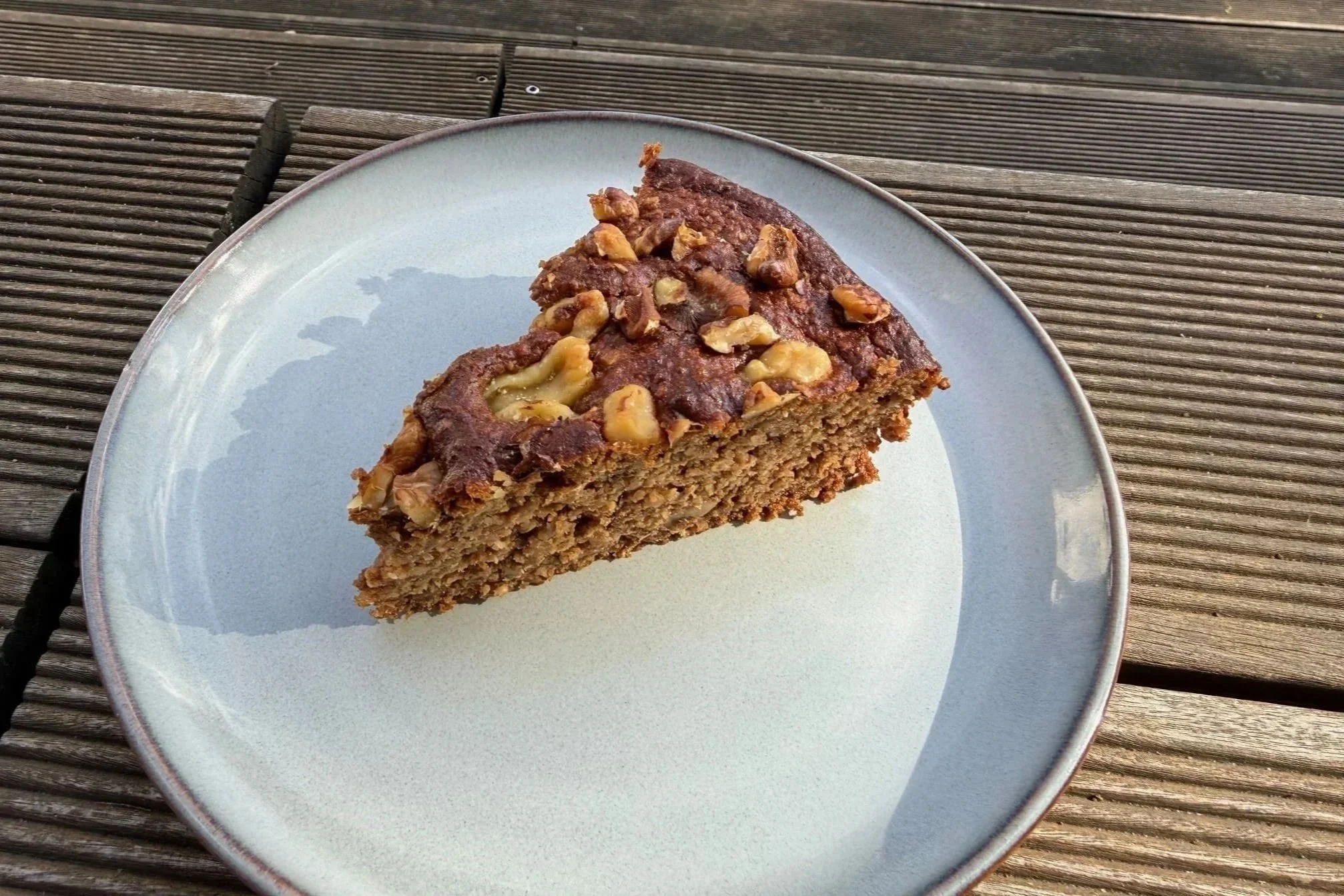 Moist walnut oat cake - gluten-free and dairy-free (healthy, naturally sweetened &amp; ready in 10 minutes)