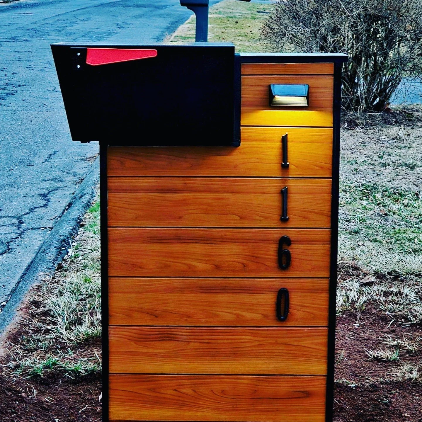 At Mailboxes By Felix , we specialize in creating custom-made mailboxes that are as unique as you are. Our designs range from elegant and sophisticated to bold and eye-catching, ensuring there's something for every taste and style. Each mailbox is cr