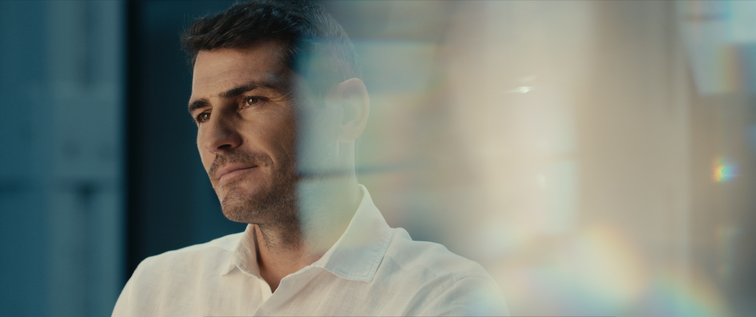 La Leyenda Blanca serie documental Amazon Prime - Man in a white shirt looking thoughtfully towards the light, with a blurred and radiant background.
