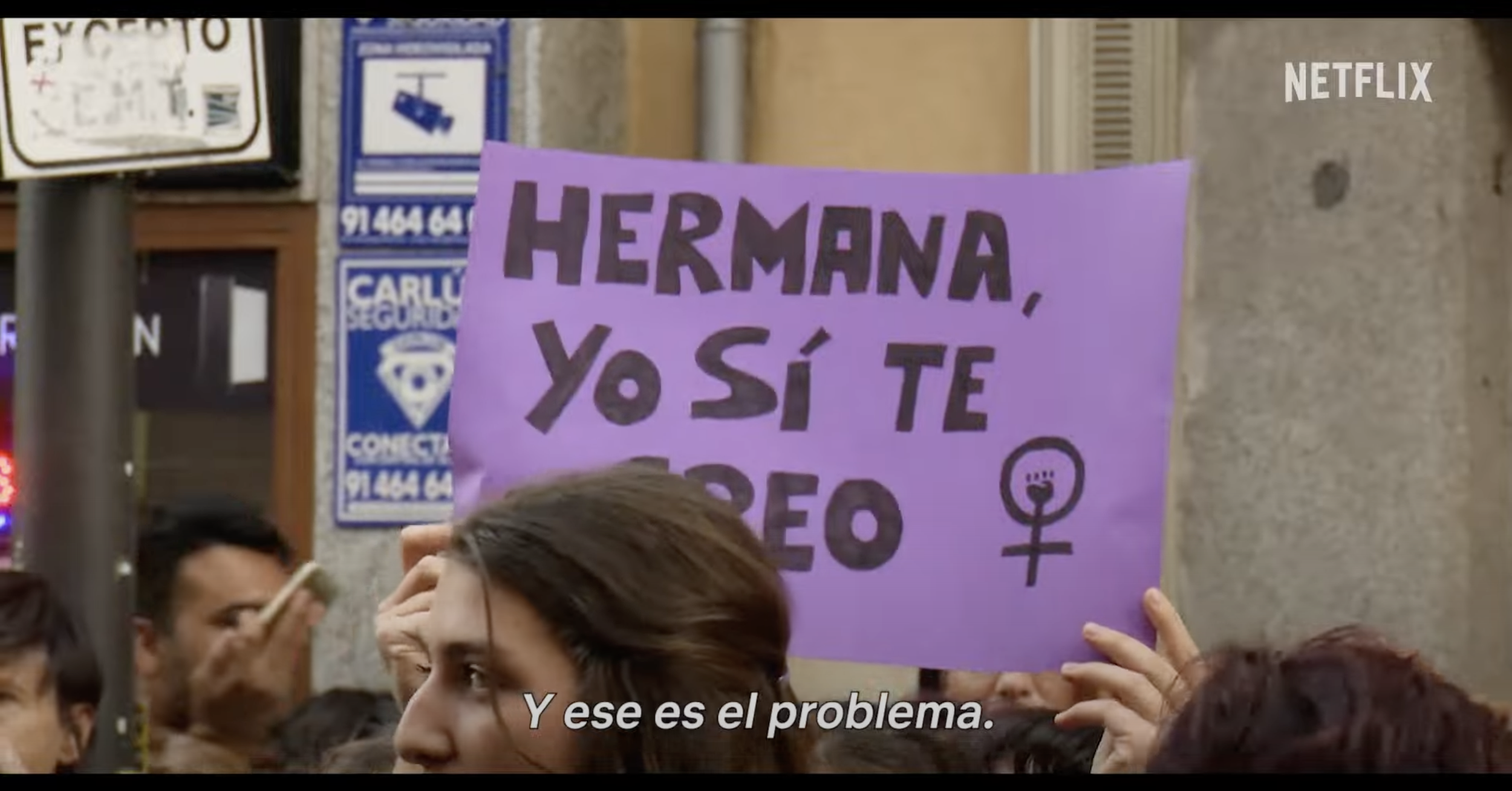 Protest scene with people holding a purple sign reading "Hermana, yo sí te creo."