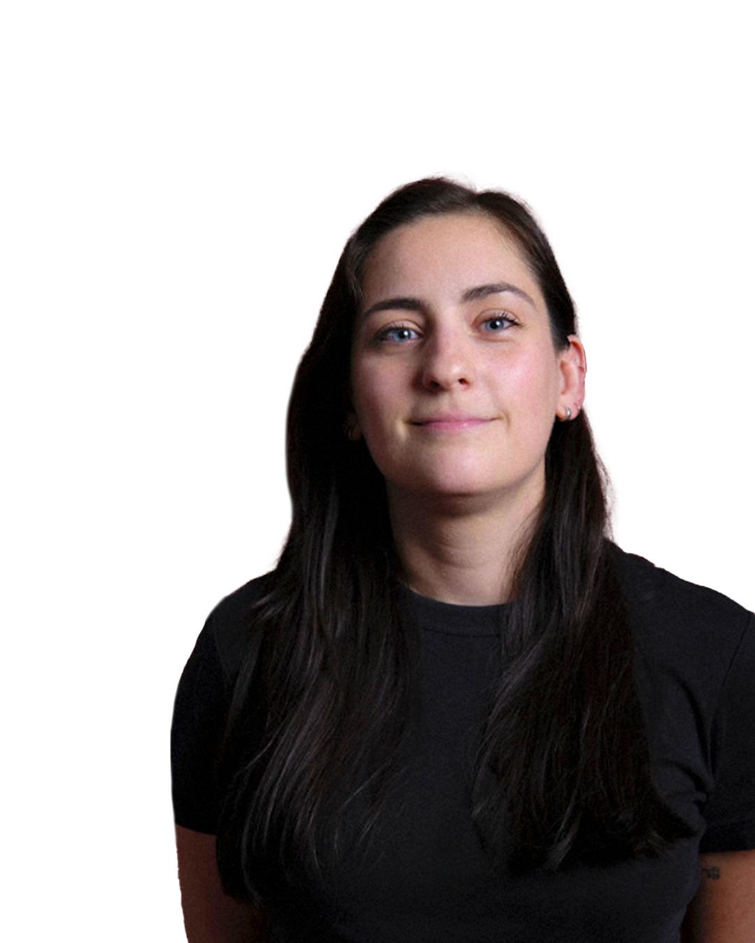 Retrato de una mujer joven con cabello largo y oscuro, usando una camiseta negra, sonriendo ligeramente, con fondo negro.