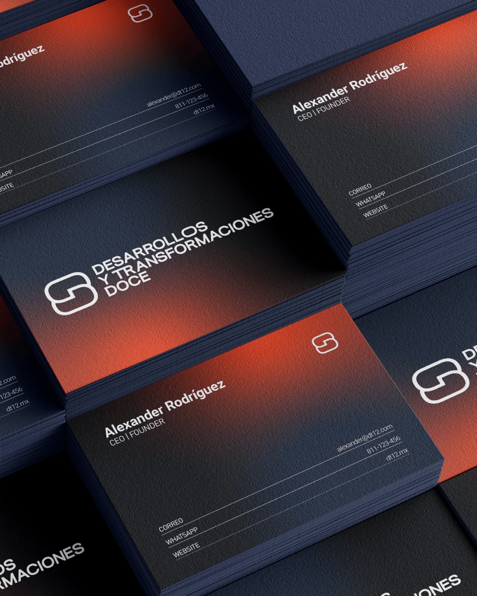 Tarjetas de presentación apiladas con nombre Alexander Rodríguez, título CEO y fundador, y datos de contacto como correo electrónico, teléfono, página web y redes sociales.