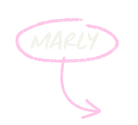 Texto en estilo de firma que dice 'MARLY' con un círculo y una flecha apuntando hacia abajo, en color rosa y blanco.