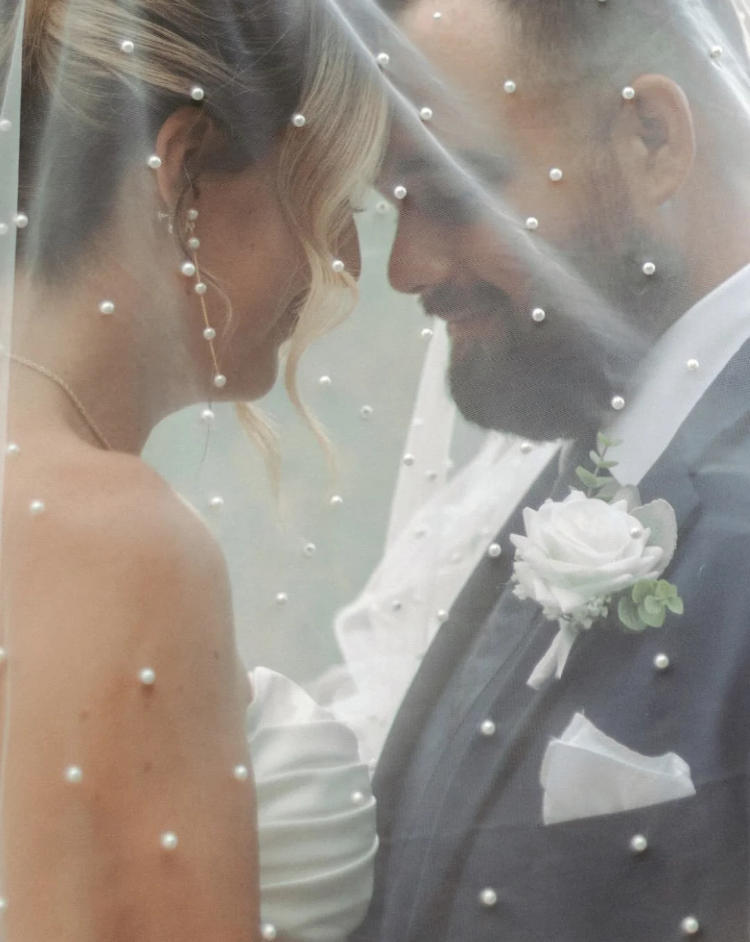 I was constantly letting Kelsie know how obsessed I was with her veil 😍. She reminded me of a Barbie mermaid 🧜&zwj;♀️. Anyone watch Barbie Fairytopia when they were younger 🙋&zwj;♀️.
.
.
.
.
.
#londonontariophotographer #ontarioweddingphotographer