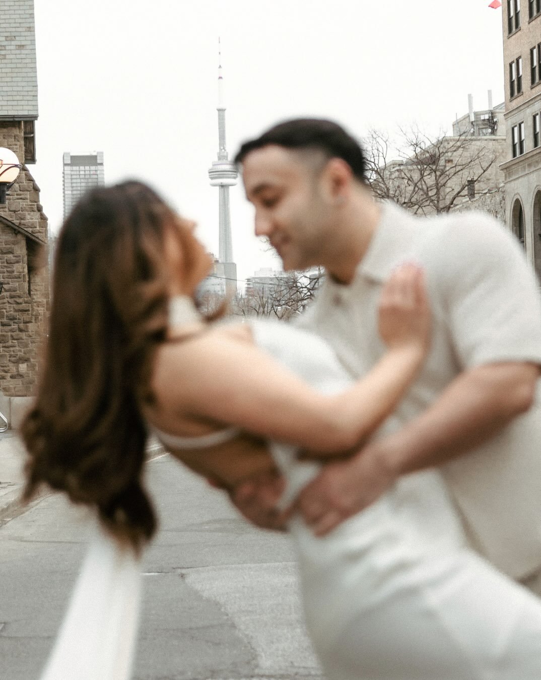 Thinking about wearing that white dress for your engagement shoot? This is your sign to do it 👏👏👏. F the rules. 
.
.
.
.
.
#ontarioweddingphotographer #engagementphotographer #yorkvilletoronto