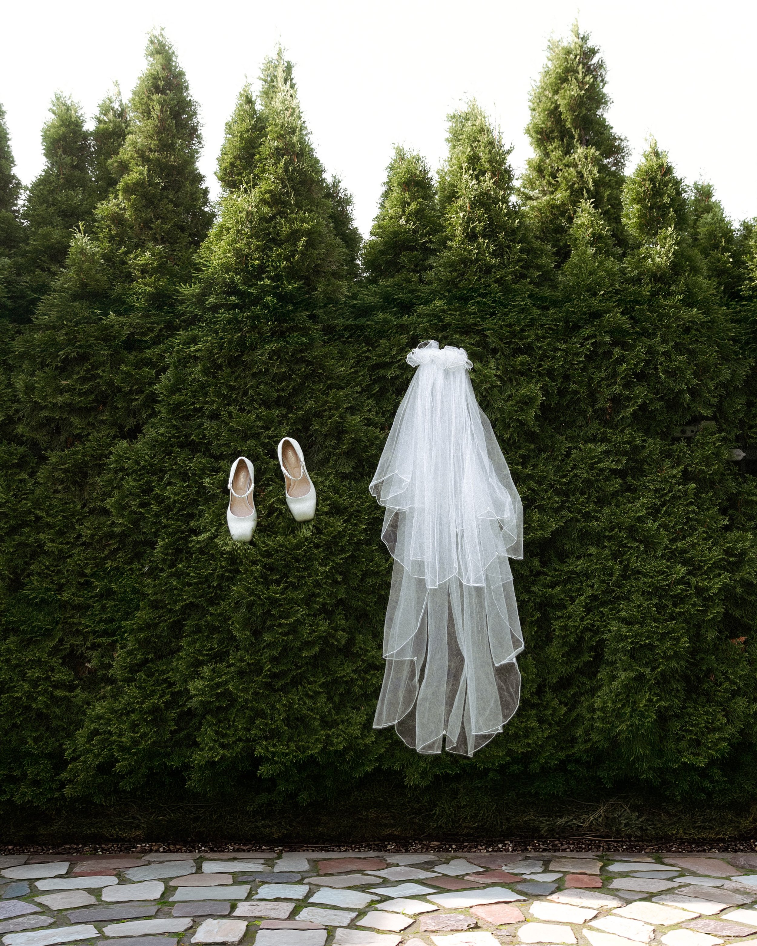 Happy 1st day of spooky season! 👻✨

I took this photo a few weeks ago after I saw a cool inspo pic, a friend mentioned it looked kind of spooky, SO I guess I&rsquo;ll lean into that vibe 💁&zwj;♀️. BOOO!
.
.
.
.
.
#halloweenwedding #londonontariopho