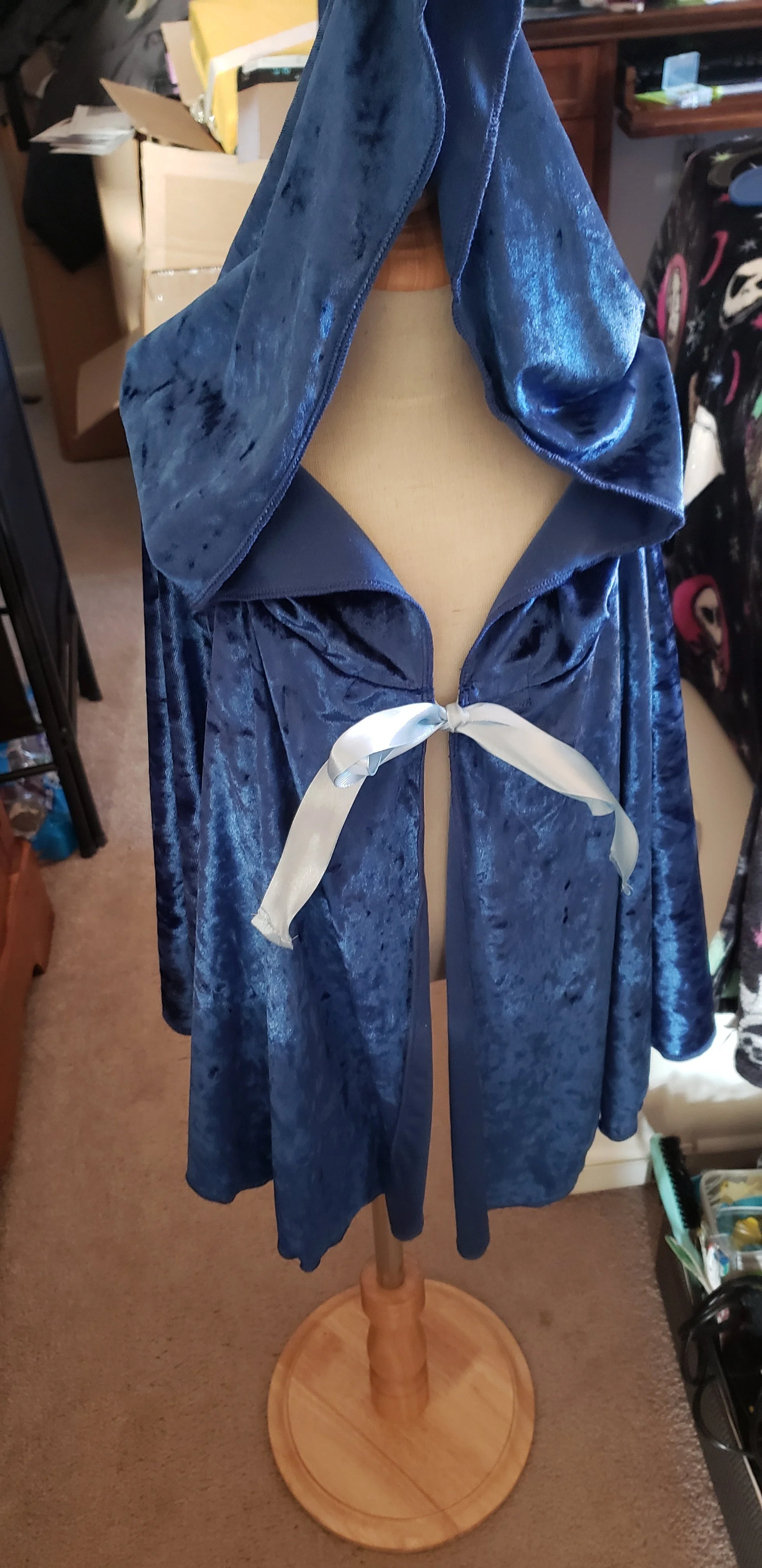 Child's cape in blue