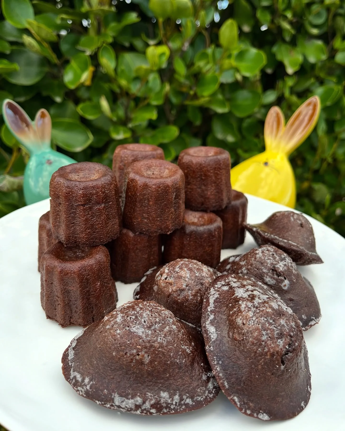 🐣🐰&mdash;&mdash; Easter menu &mdash;&mdash;👇✨

For this Easter weekend we are offering you : 

&bull; Chocolate madeleines (special Easter !)
&bull; Brandy &amp; chocolate canel&eacute;s (special Easter !)

&bull; Lemon meringue Tarts 🍋
&bull; Pe