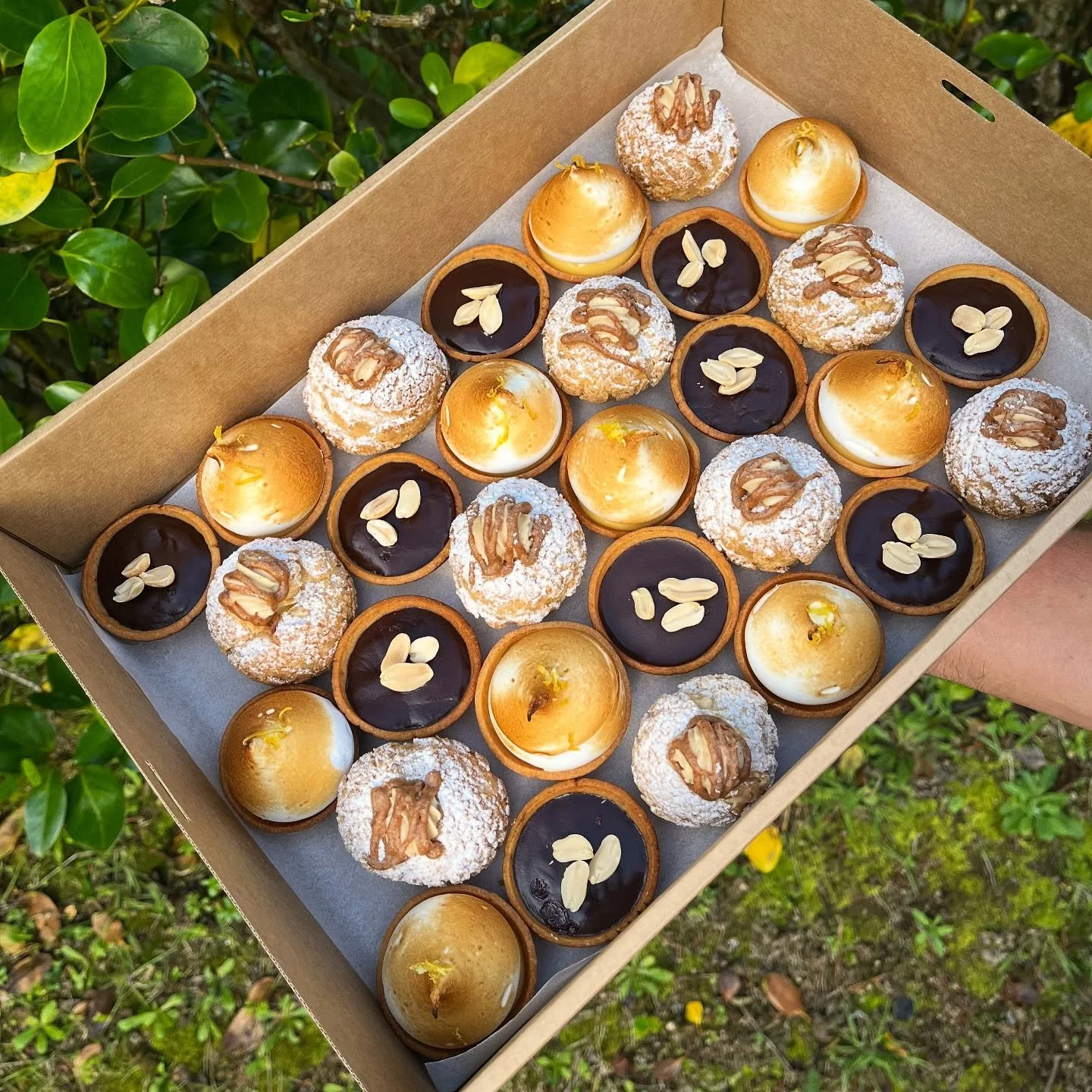 Delightful treats for your next event ! Order our delicious petits fours on our website !! (Link in our bio) 👇

Variety of options, including gluten-free.

Spotted on the photo:
- Lemon meringue Tarts 🍋
- Pralin&eacute; choux 🌰
- Chocolate peanuts