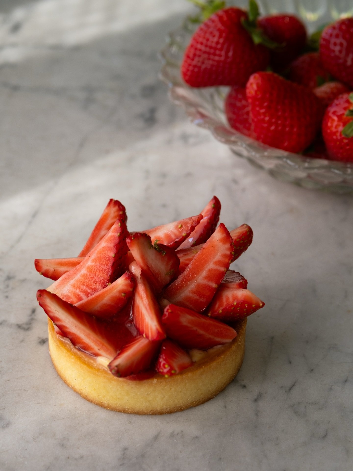 Strawberry season is here ! 🍓
Find our delicious handmade tarts :

🔸Sunday&rsquo;s @farmers_market_taranaki 

🔸 @ottimonz next Saturday (November 22nd). 10am - 1pm 

Our Christmas ordering menu is coming very soon, featuring a special dessert for 