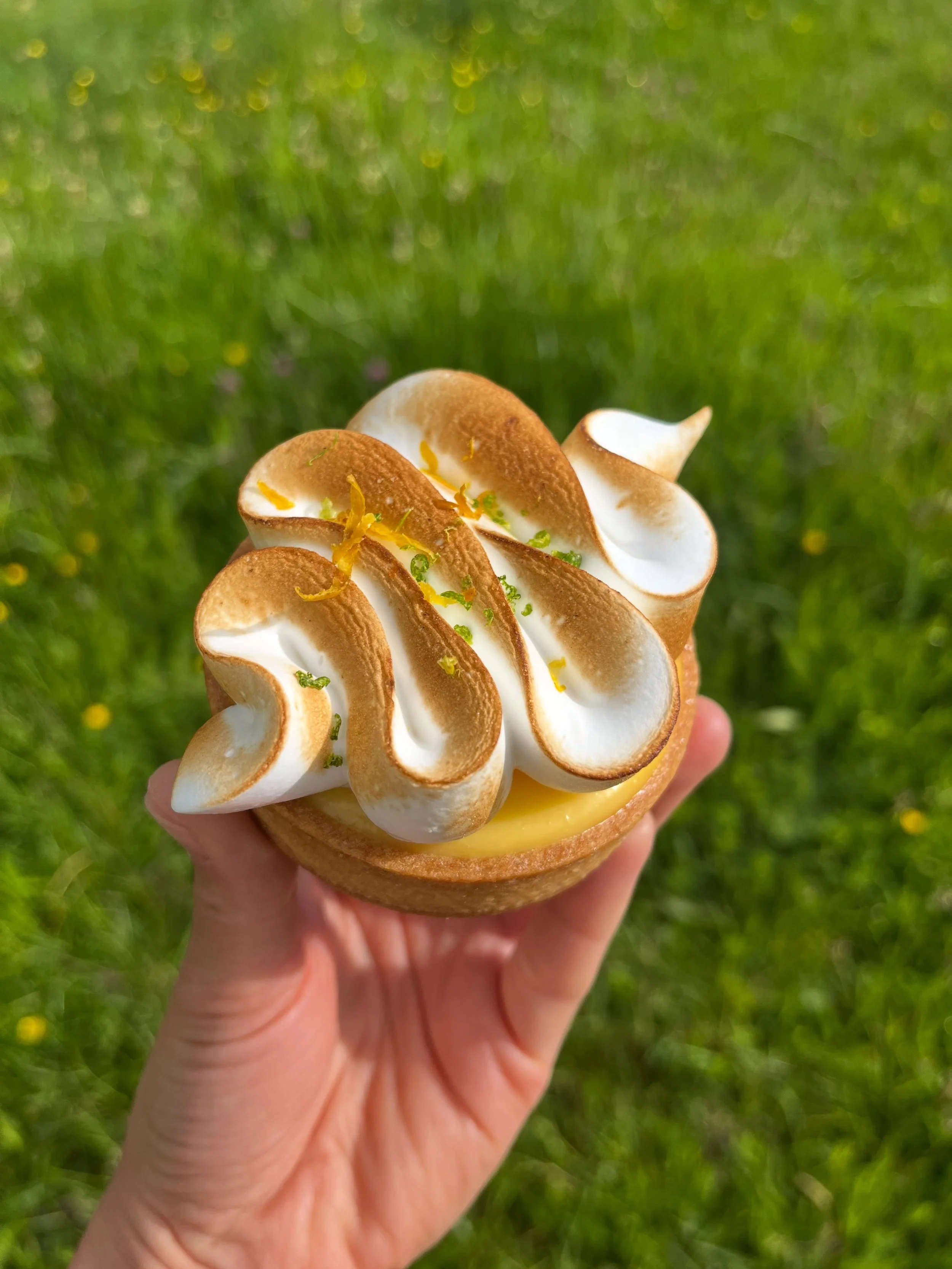 We&rsquo;re getting all your favourite treats ready for the weekend ! Homemade with passion and a whole lot of love. 🤍

Come stock up on a little sweetness ! 😊

📸 On the pictures : 

🍋 Lemon meringue tart, made with beautiful local lemons.
🌺 Ma 